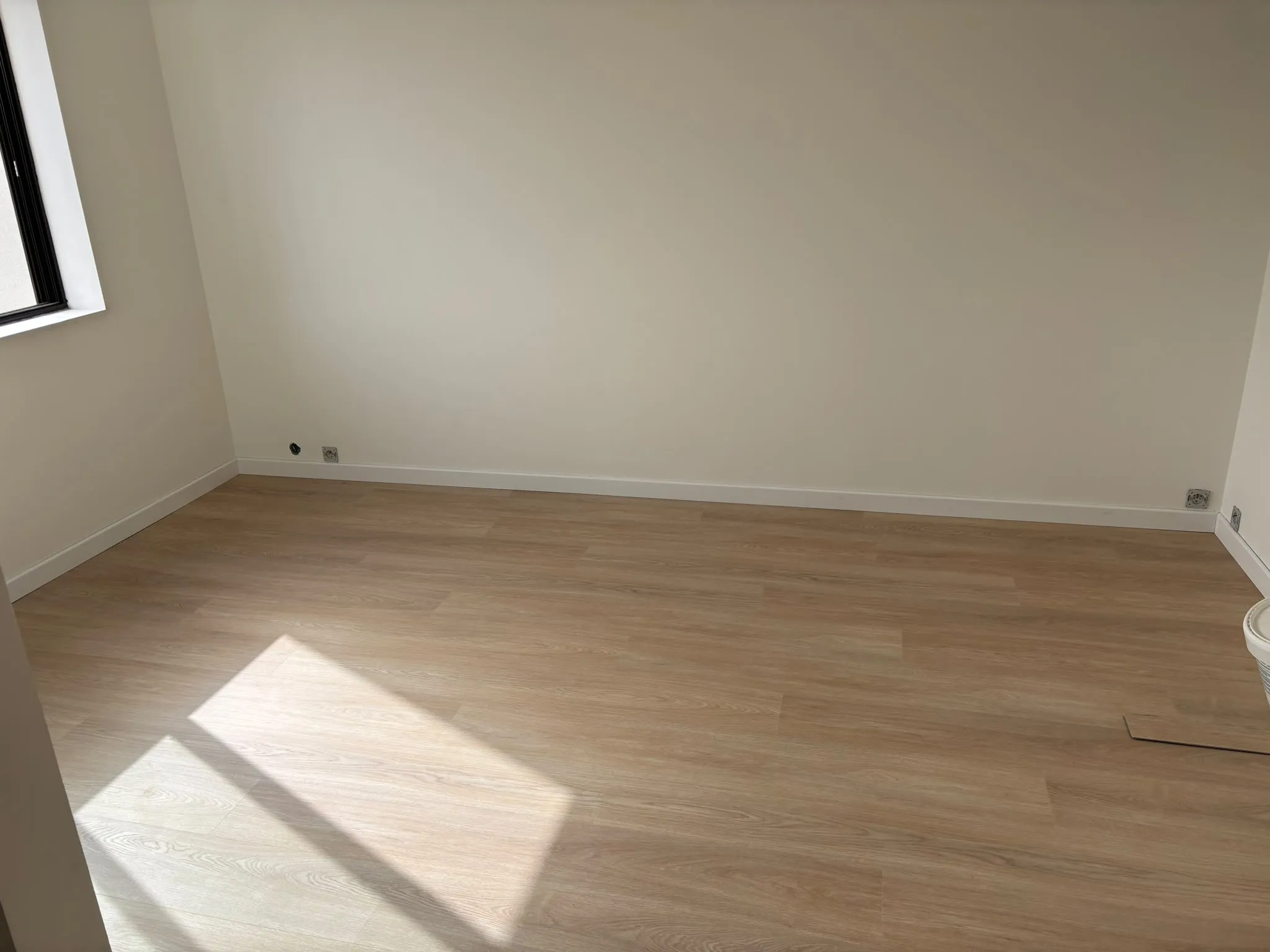 Détail d’un revêtement de sol aspect bois — AFermetures