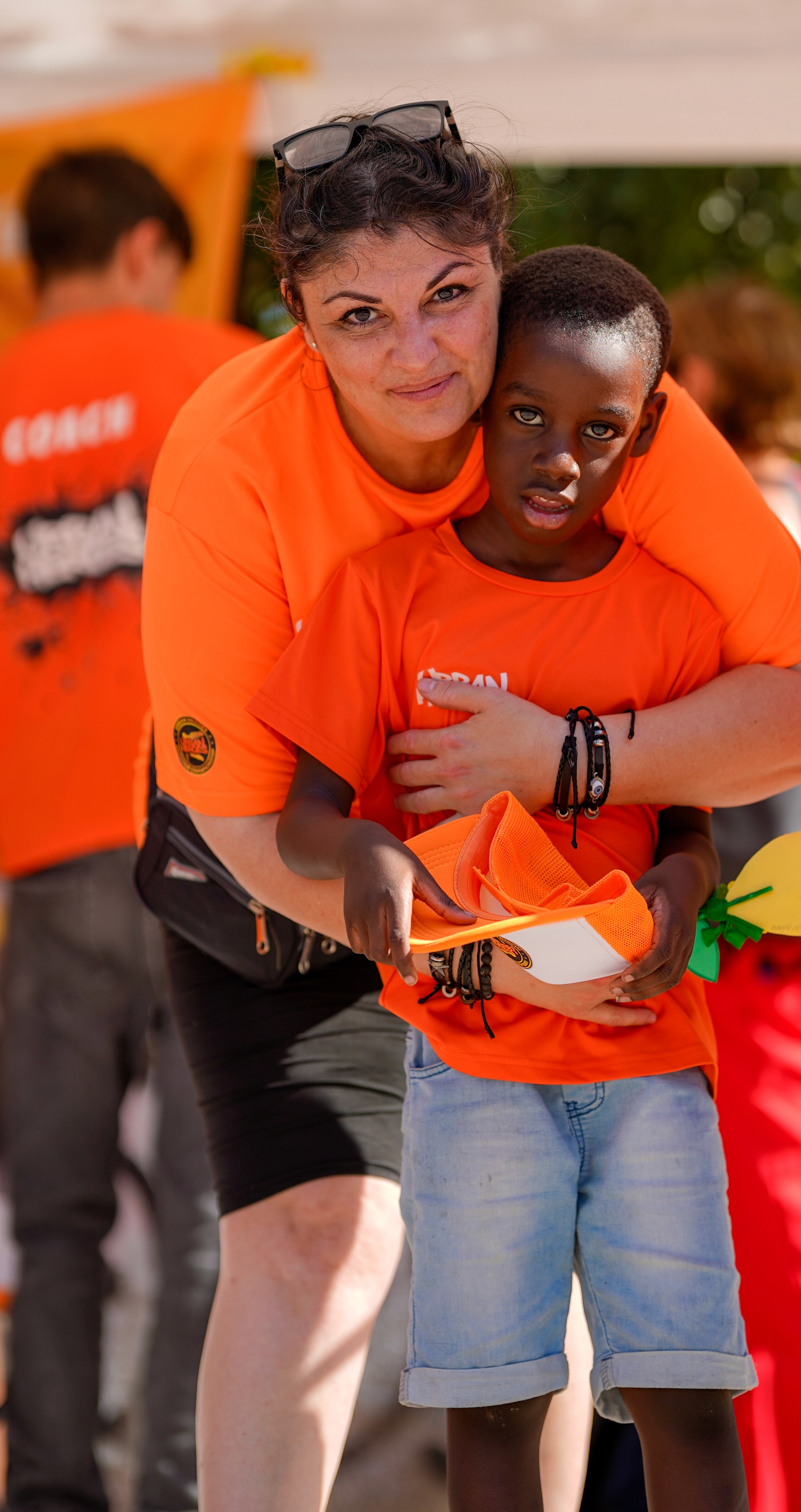 istruttirce della urban heroes parkour napoli abbraccia un bambino