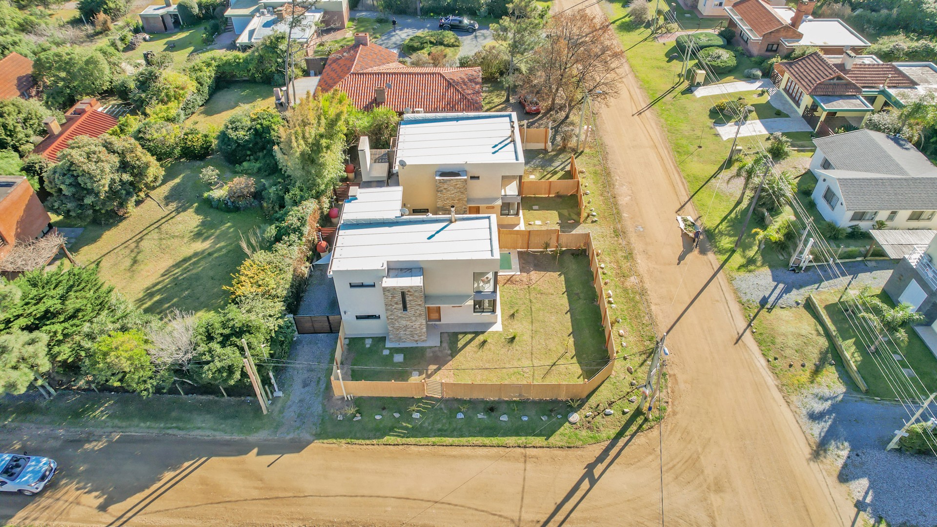 Vista aérea de Casa Gaviotas con jardín y entorno natural - imagen aérea mostrando la casa rodeada de vegetación.