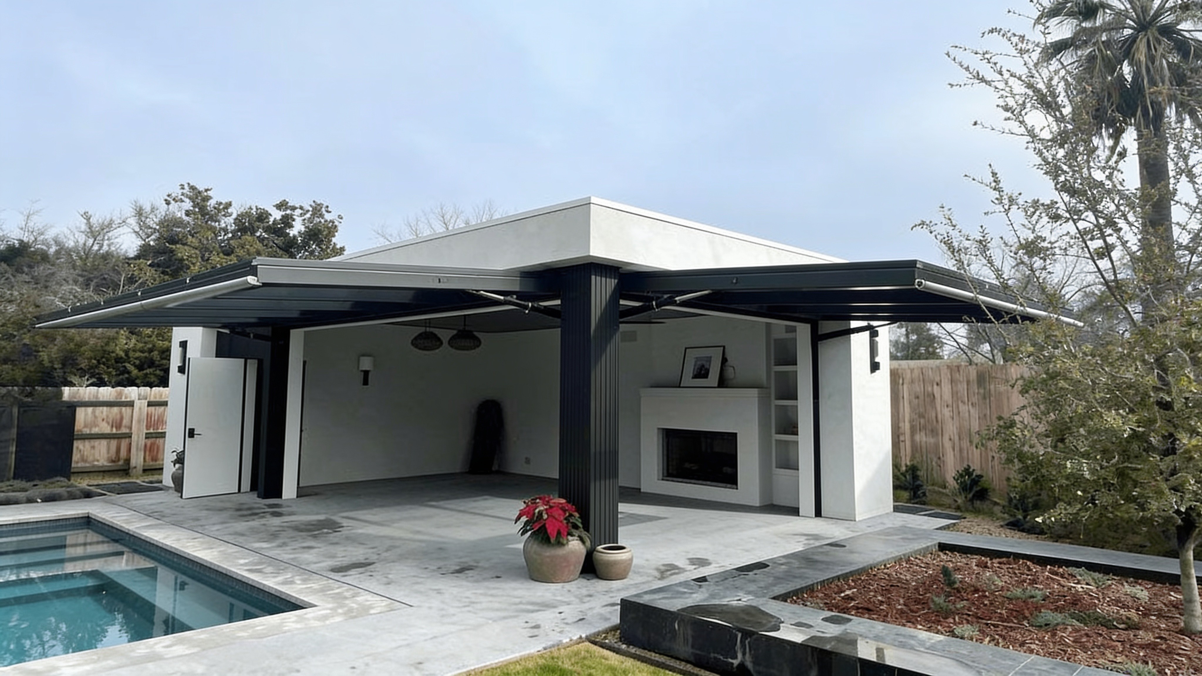 Pool house with a covered patio and open hydraulic concealed doors