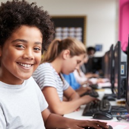 aluno tendo educação midiática na escola