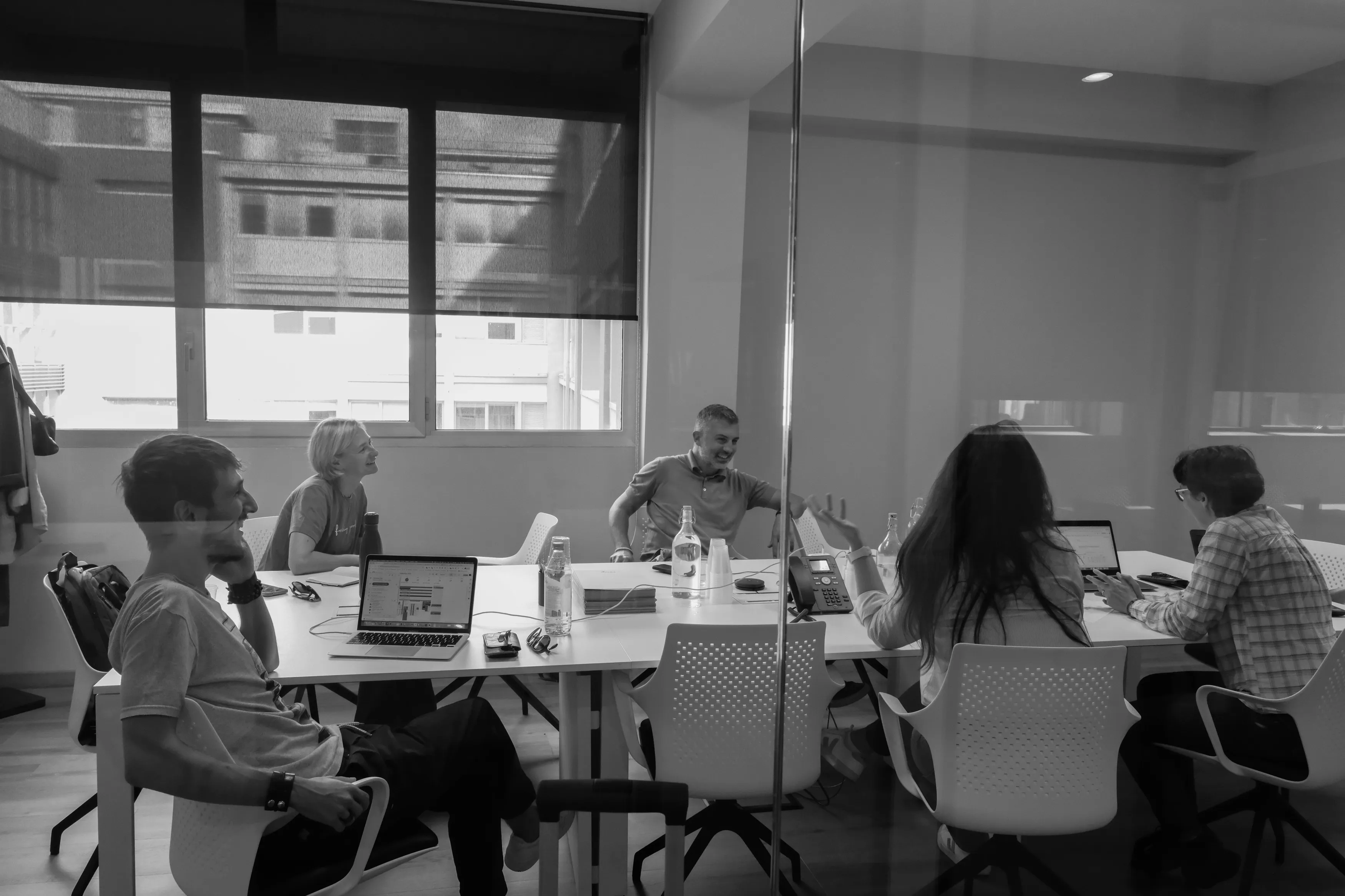 persone in ufficio, sedute alla scrivania