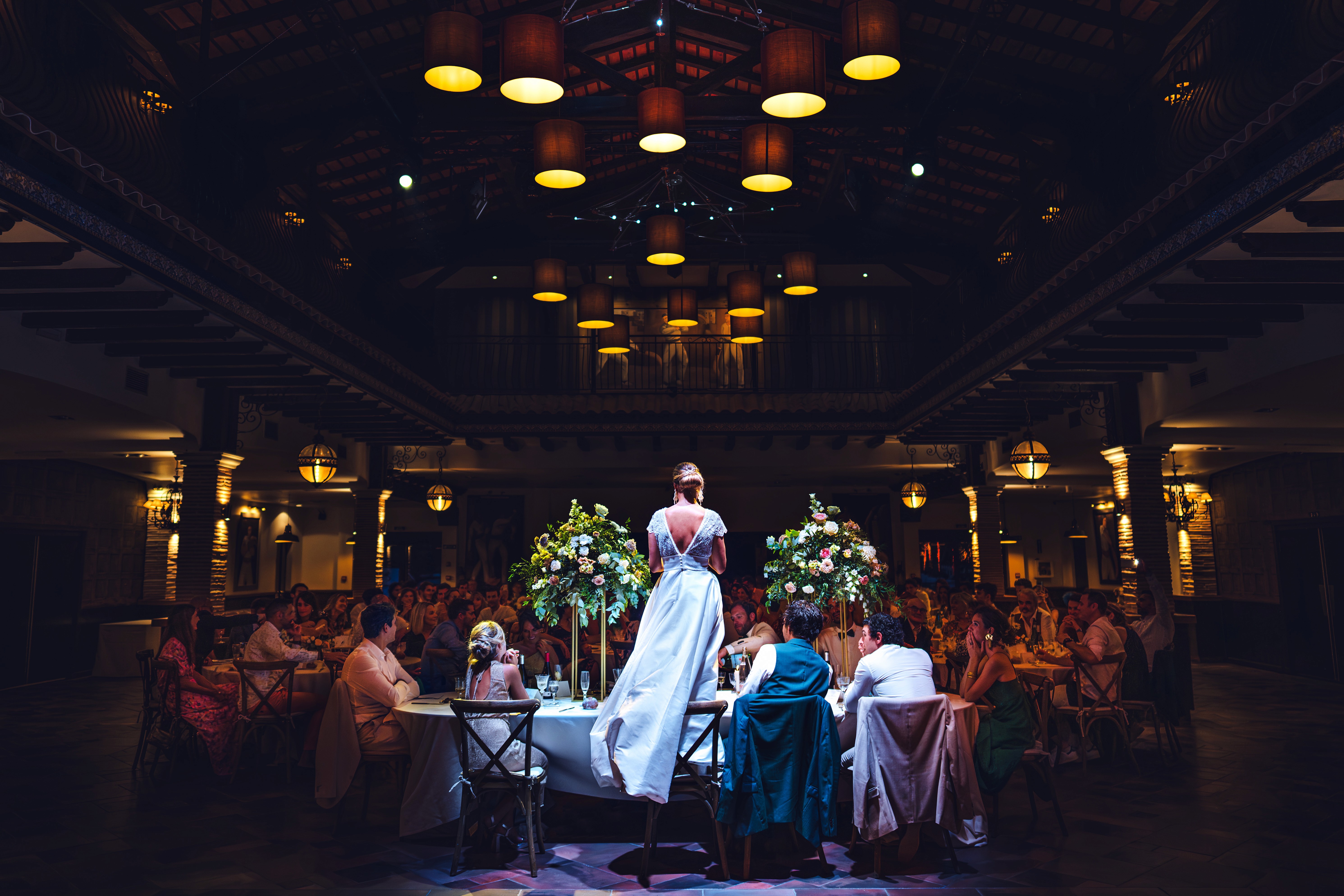 Photographe de mariage au Pays basque, bouquet lancé dans le ciel sous un arc-en-ciel, symbolisant une vision humaine, intense et poétique du mariage.