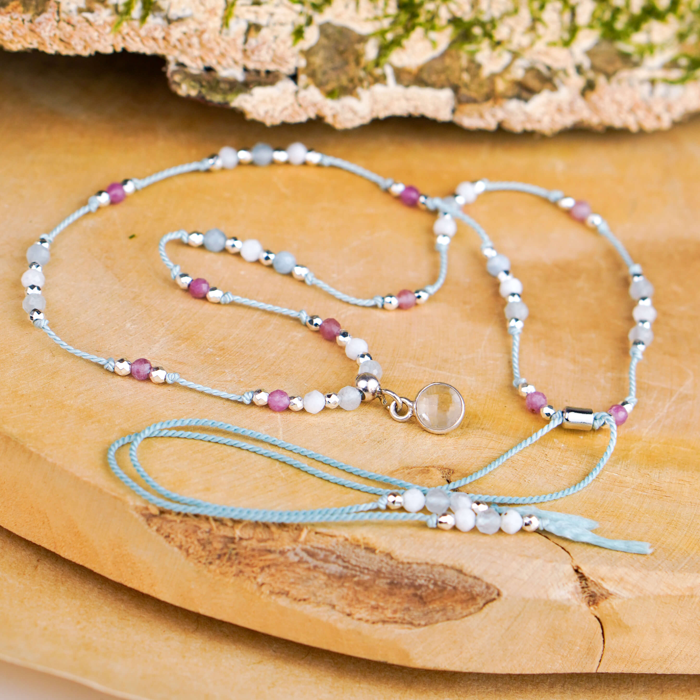 Delikatny ręcznie robiony naszyjnik na sznurku z kamieniami naturalnymi w pastelowych odcieniach