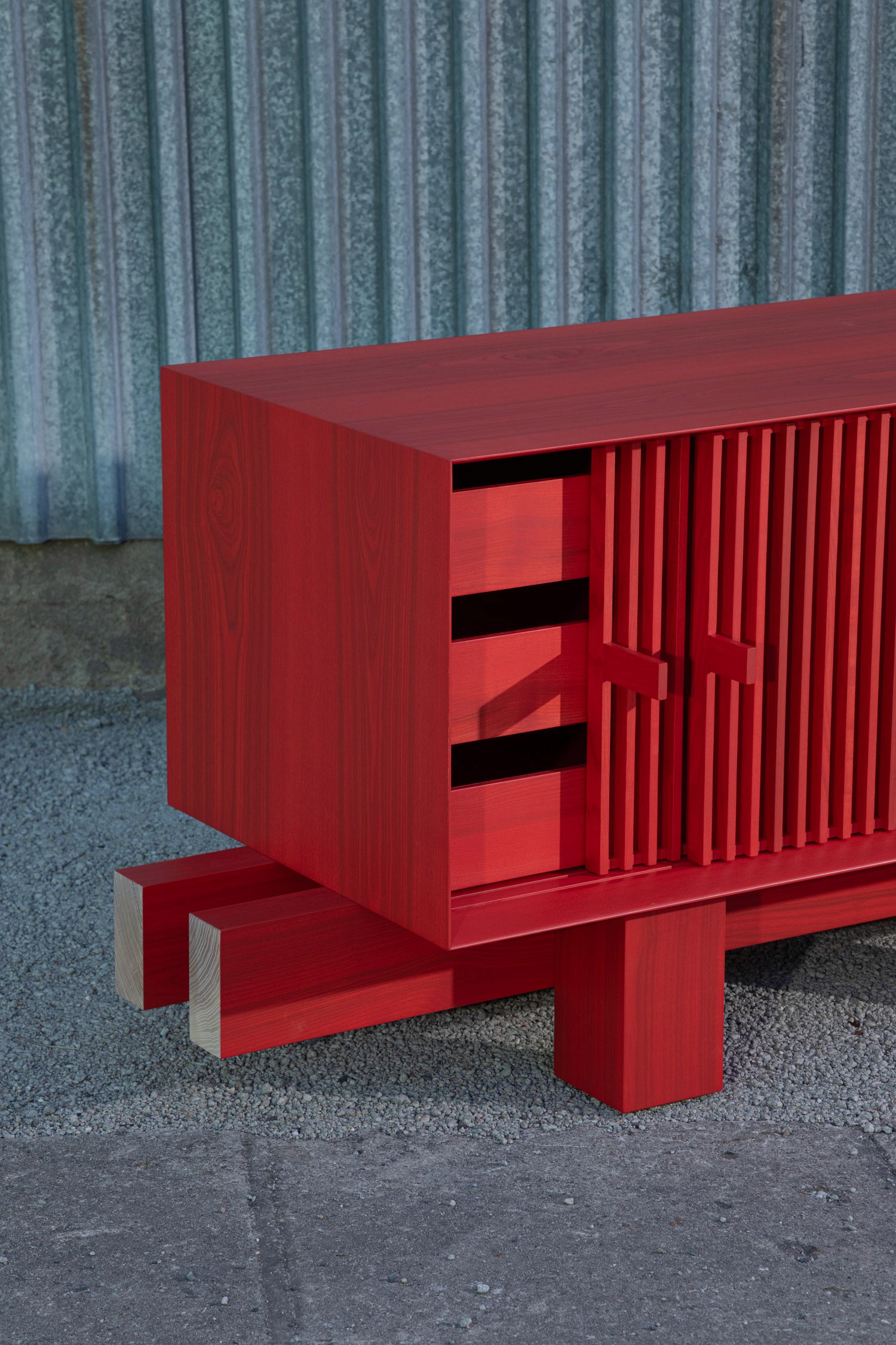 zinc-plated-steel-legs-supporting-aluminium-body-audio-altar