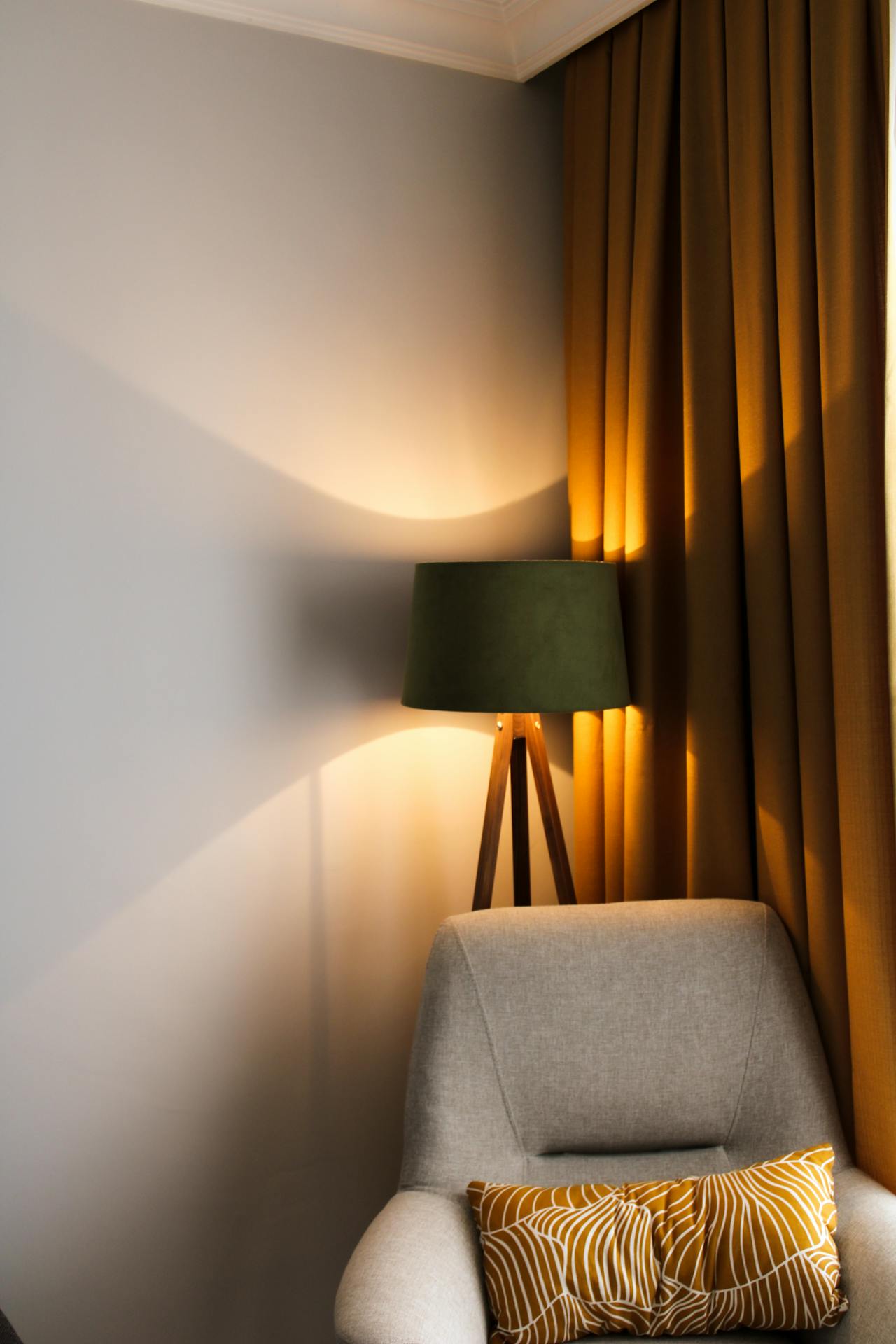 sofa and lamp decor