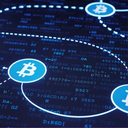 Leuchtende Bitcoin-Knoten, verbunden durch gepunktete Linien über Codezeilen – Krypto-Wallets, die Unternehmen neben digitalen Wallets anbieten können.