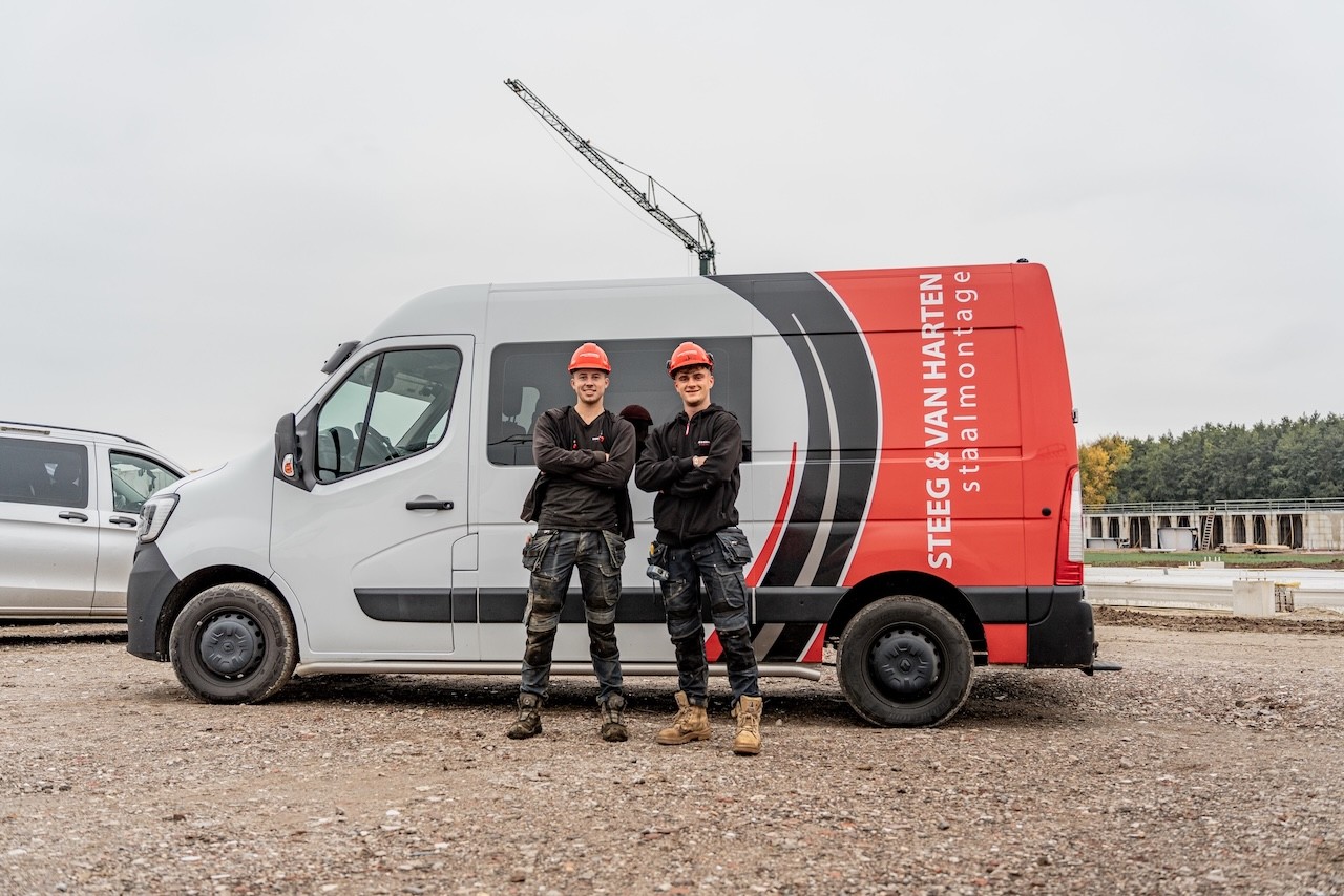 Montagemedewerker Steeg en van Harten aan het werk