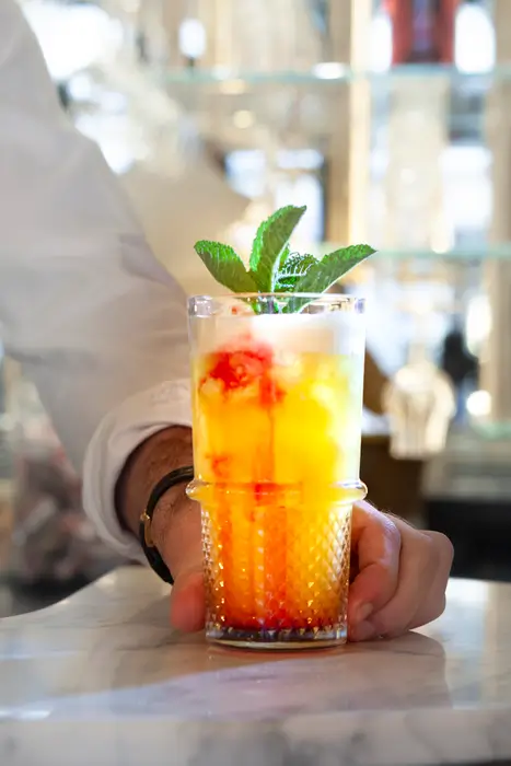 Cocktail rafraîchissant aux fruits servi avec glaçons