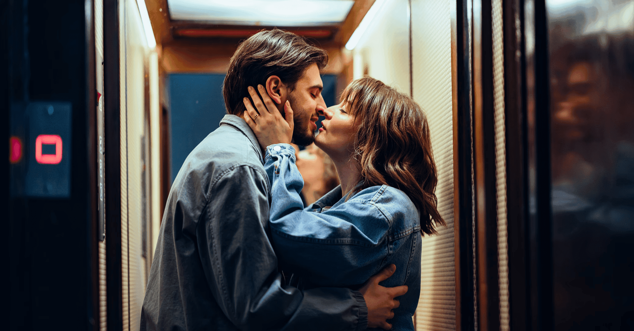 Mann og kvinne, i en romantisk stemning, står og klemmer hverandre og skal til å kysse.