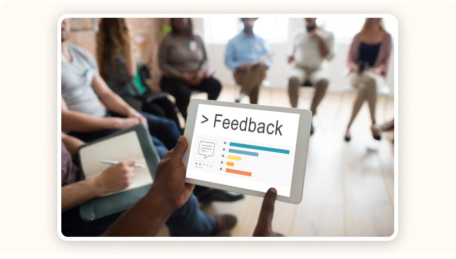 Groupe discussion, tablette affichant feedback client et notes satisfaction&nbsp;