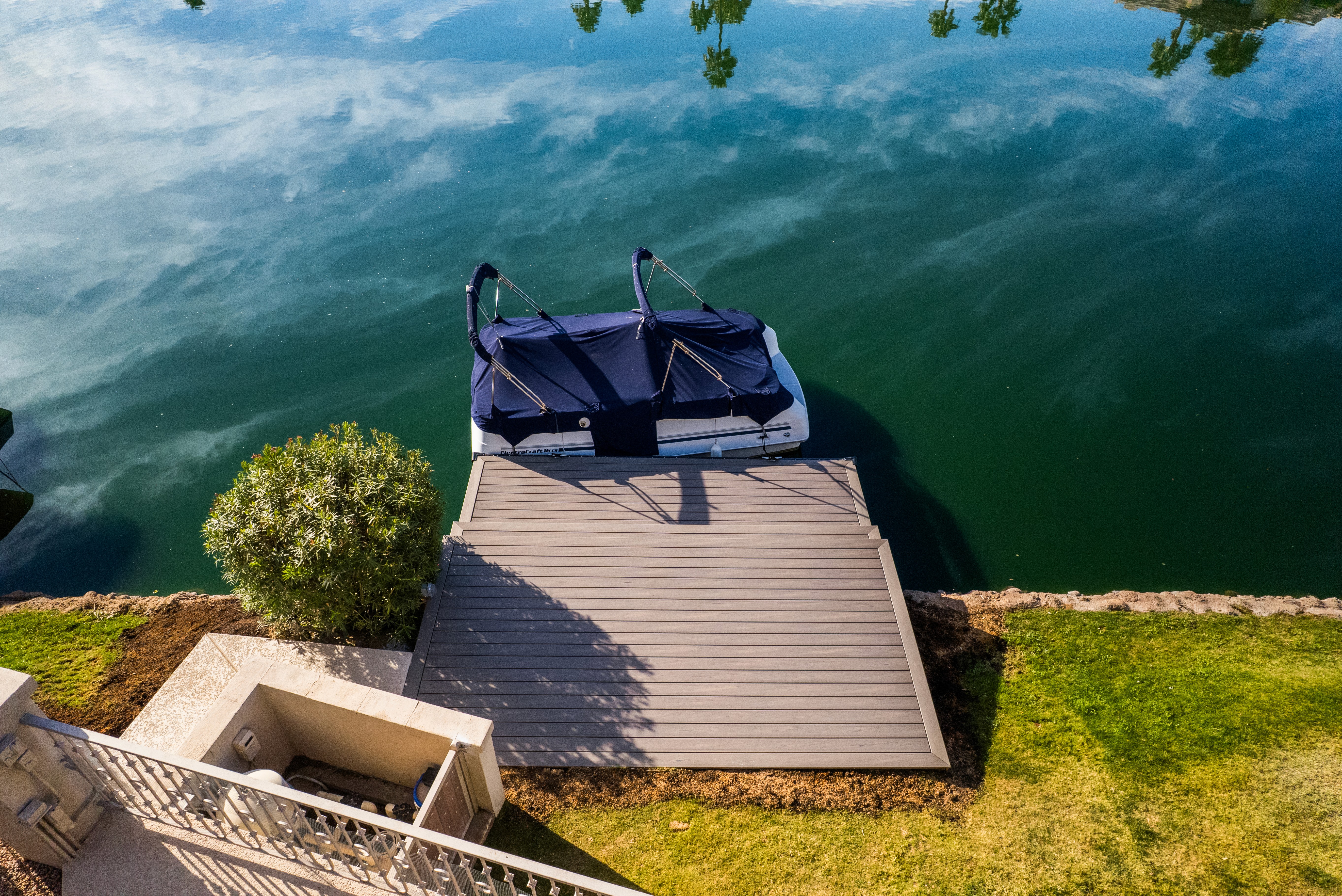 HBC Desks – Dockside Serenity with Trex Transcend Lineage
decking
