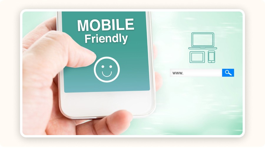Main tenant un smartphone affichant le message “Mobile Friendly”