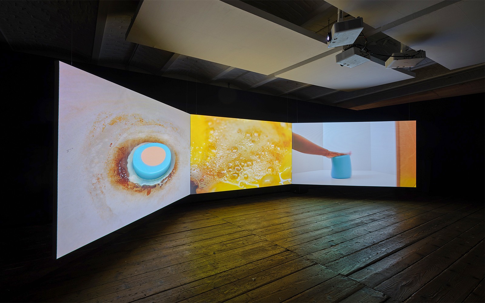 Pameran KUNST HAUS WIEN Antimatter Factory dengan proyeksi multimedia.