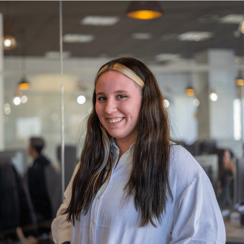 Donna sorridente in un ambiente d'ufficio