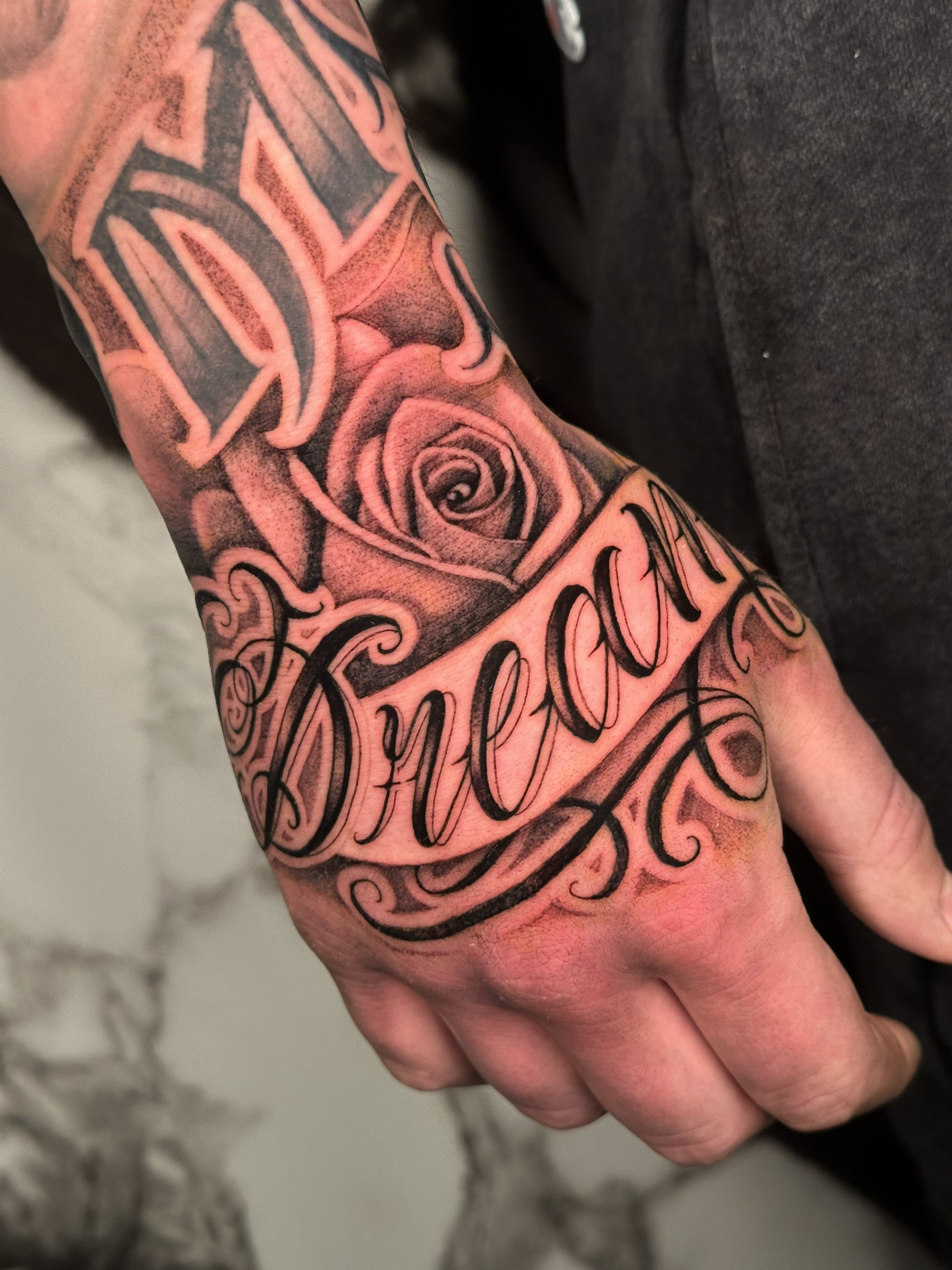 tatuaggio sull'avambraccio in stile chicano