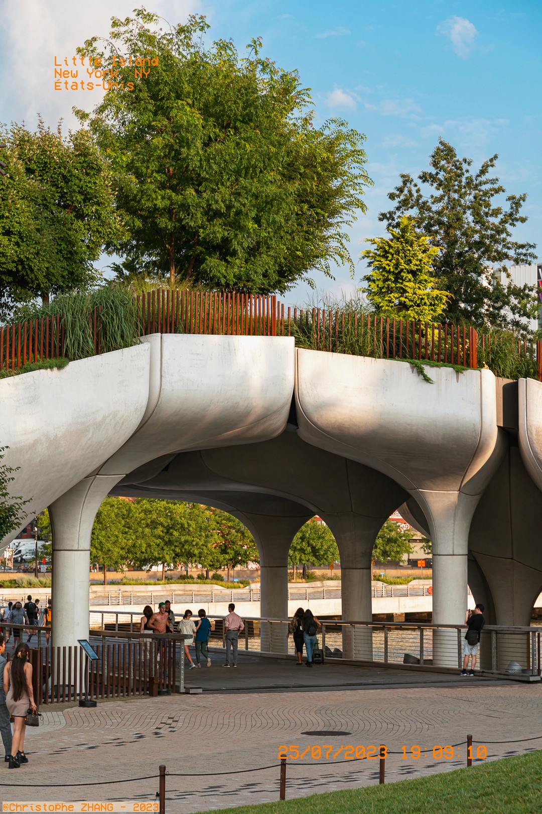 Architecture unique de Little Island, combinant nature et design moderne au bord de l'Hudson River.