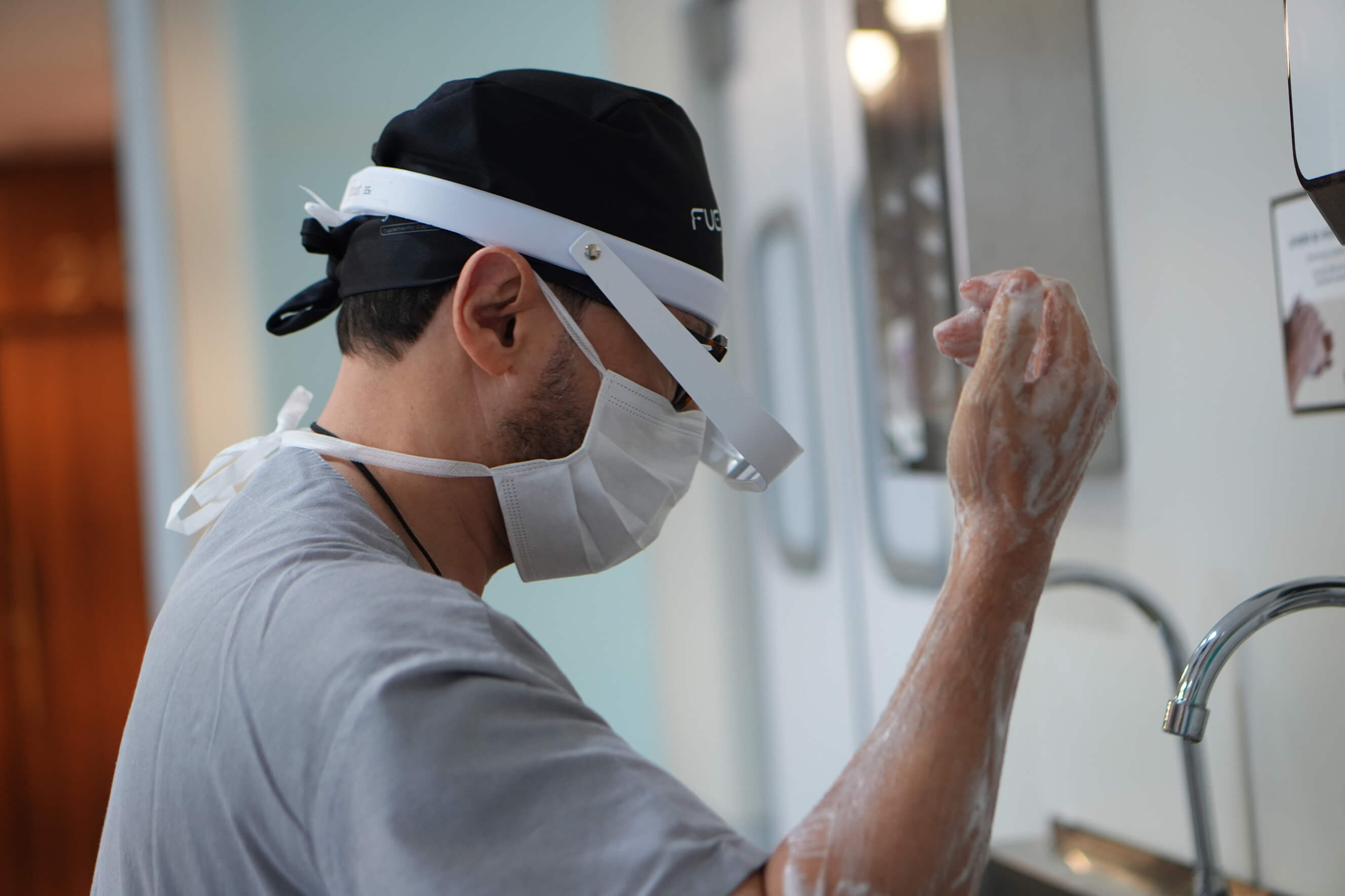 Médico lavando as mãos antes de entrar na cirurgia. 