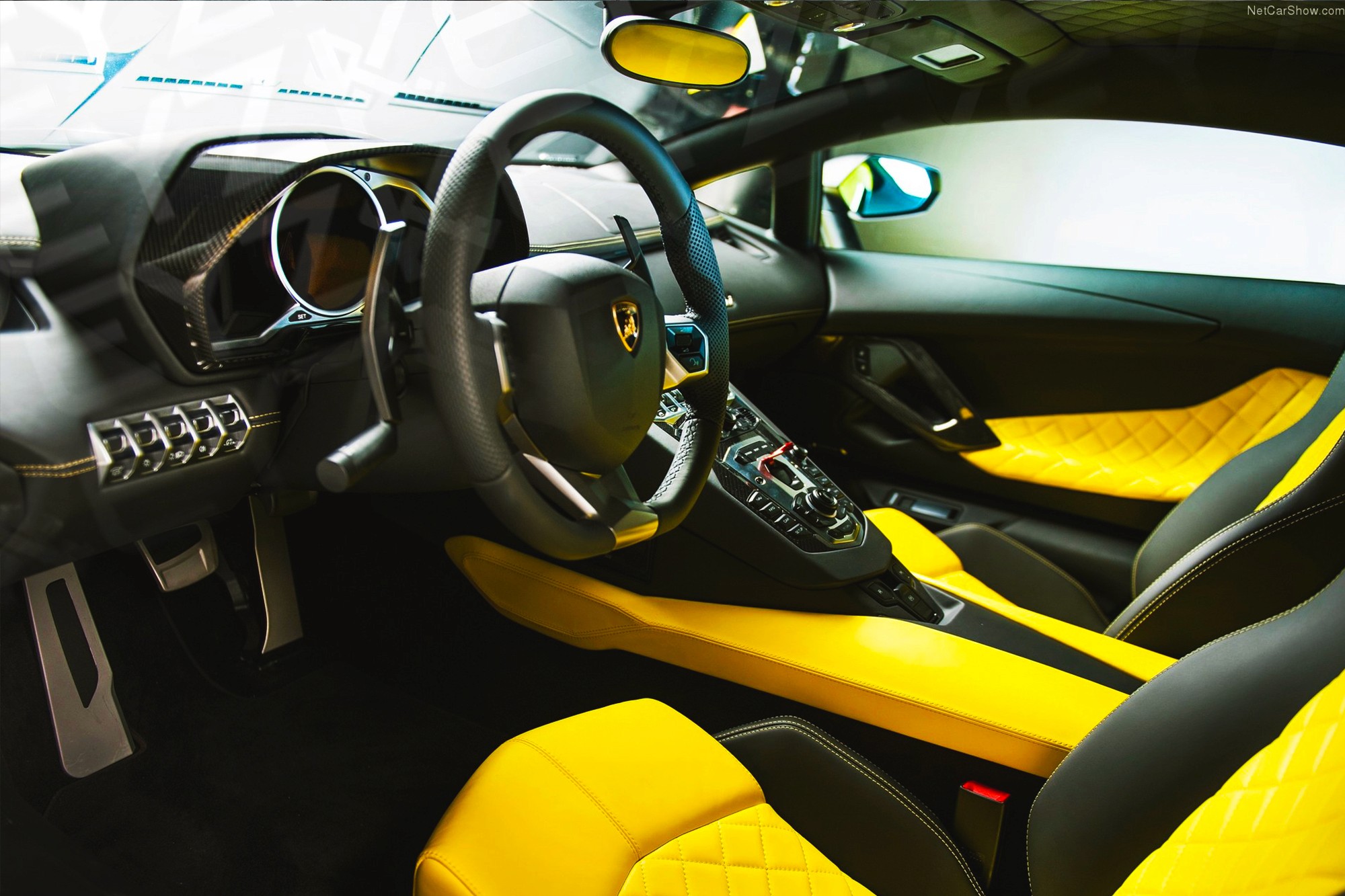 Vue interieur Lamborghini Aventador S Jaune – Location Supercar à Dubaï | Keyz Rent