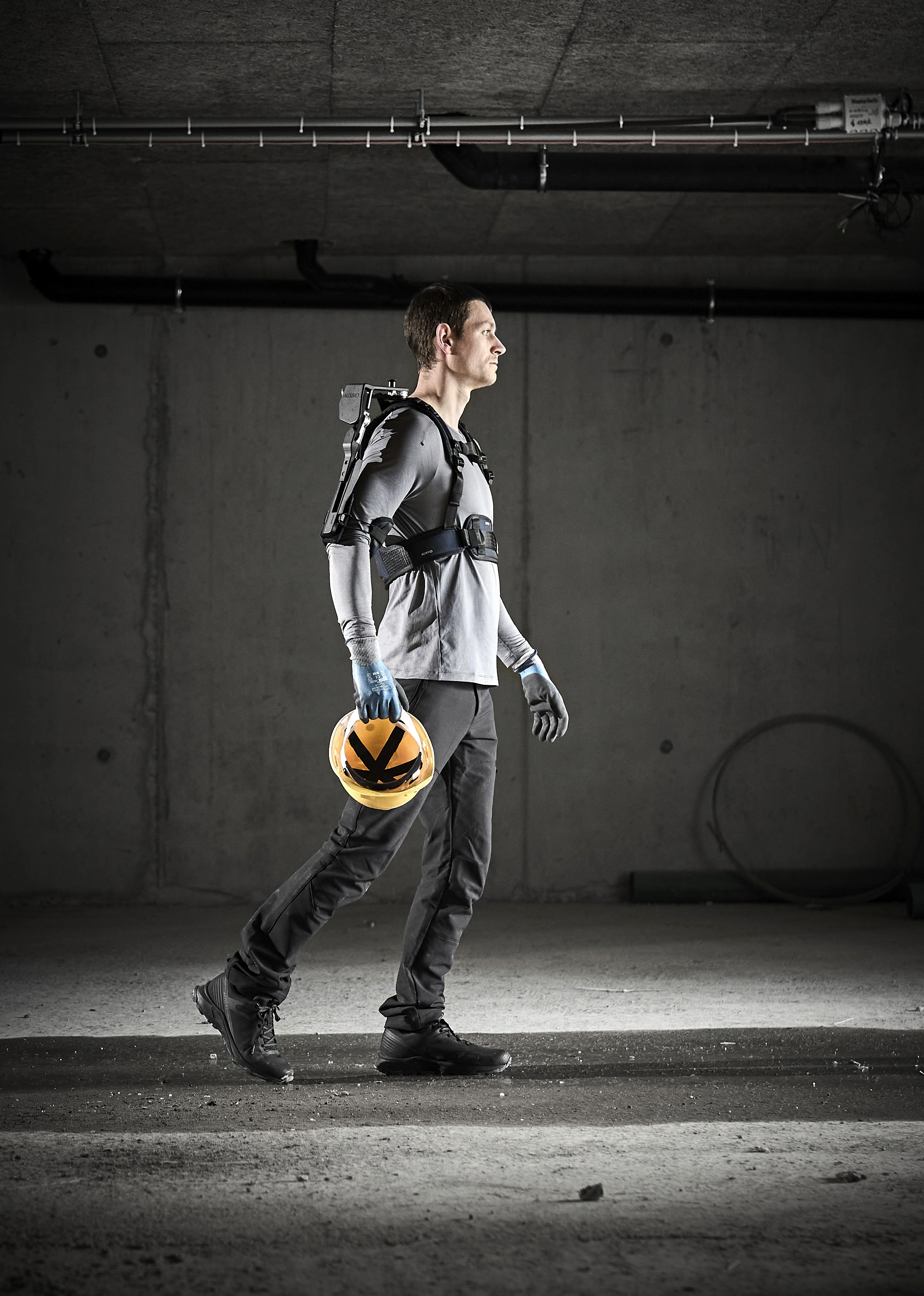 Travailleur en Ontario utilisant un exosquelette industriel pour prévenir les TMS dans la construction.