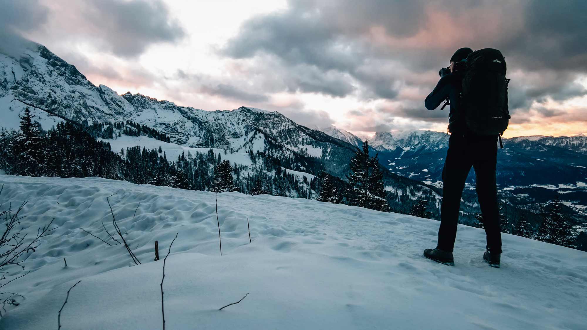 Photographer captures winter scenery for strategic filmproduction and social media campaigns, blending storytelling and ads for Porsche