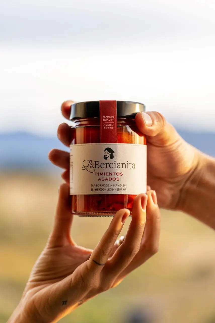 Pimientos asados del Bierzo elaborados artesanalmente por La Bercianita con sabor auténtico y textura perfecta.