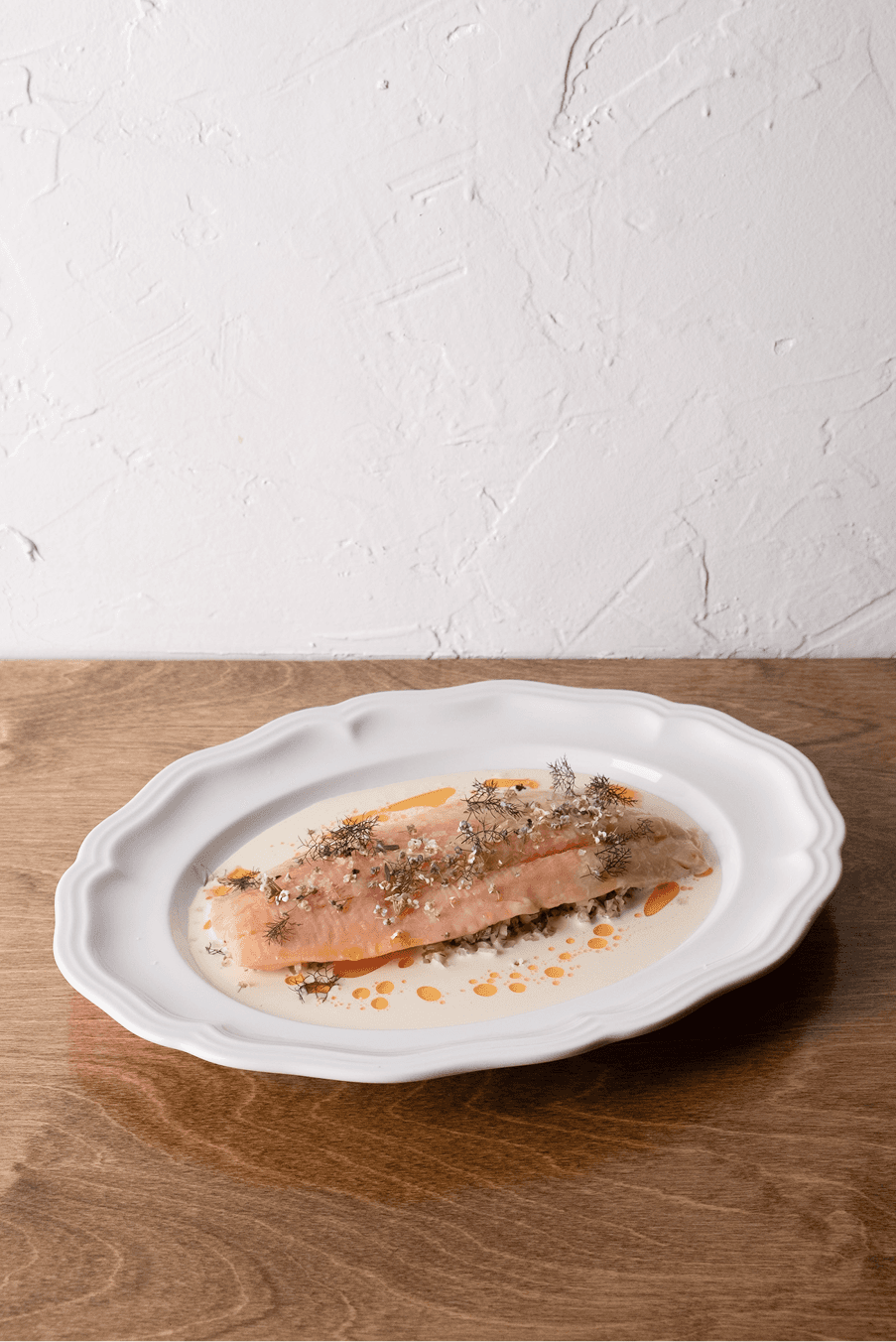 Plat de truite avec aneth, pomme, rhubarbe et céleri