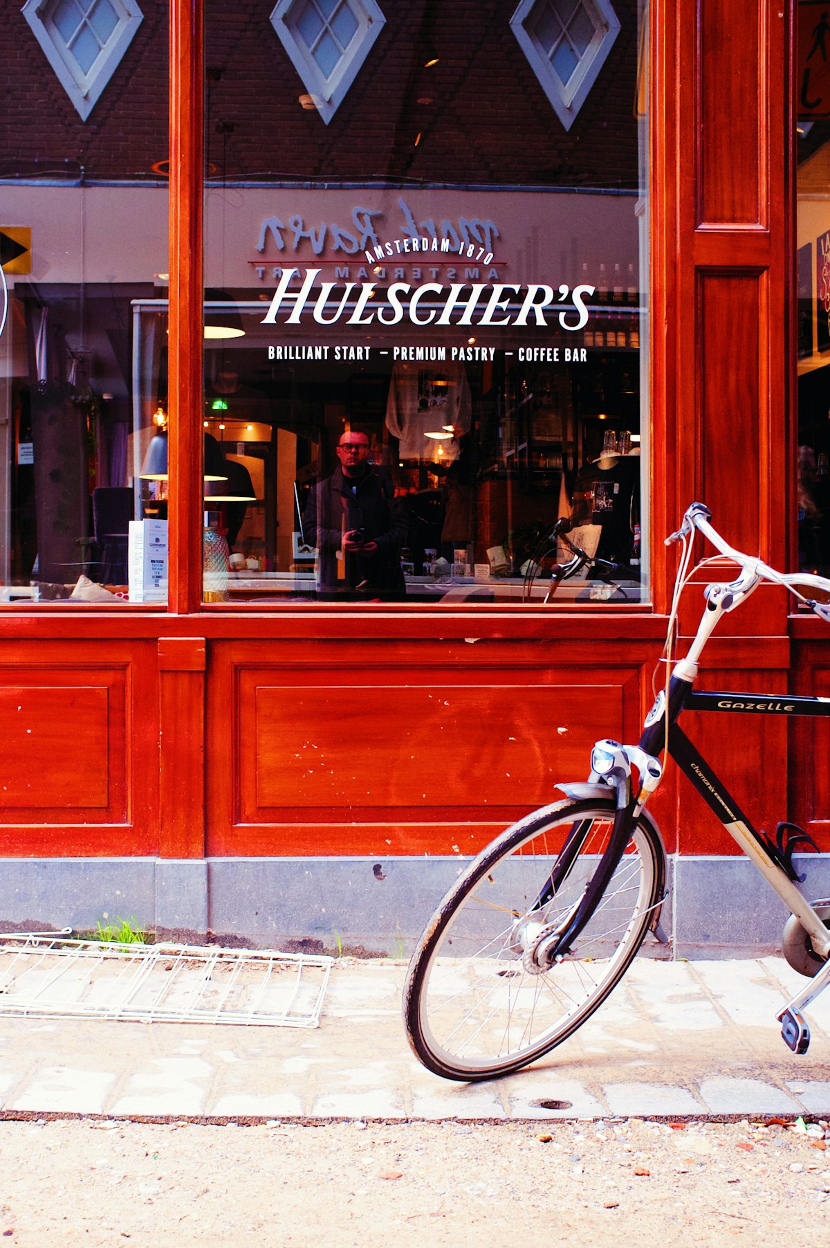 Bicicleta estacionada afuera de una fachada de tienda