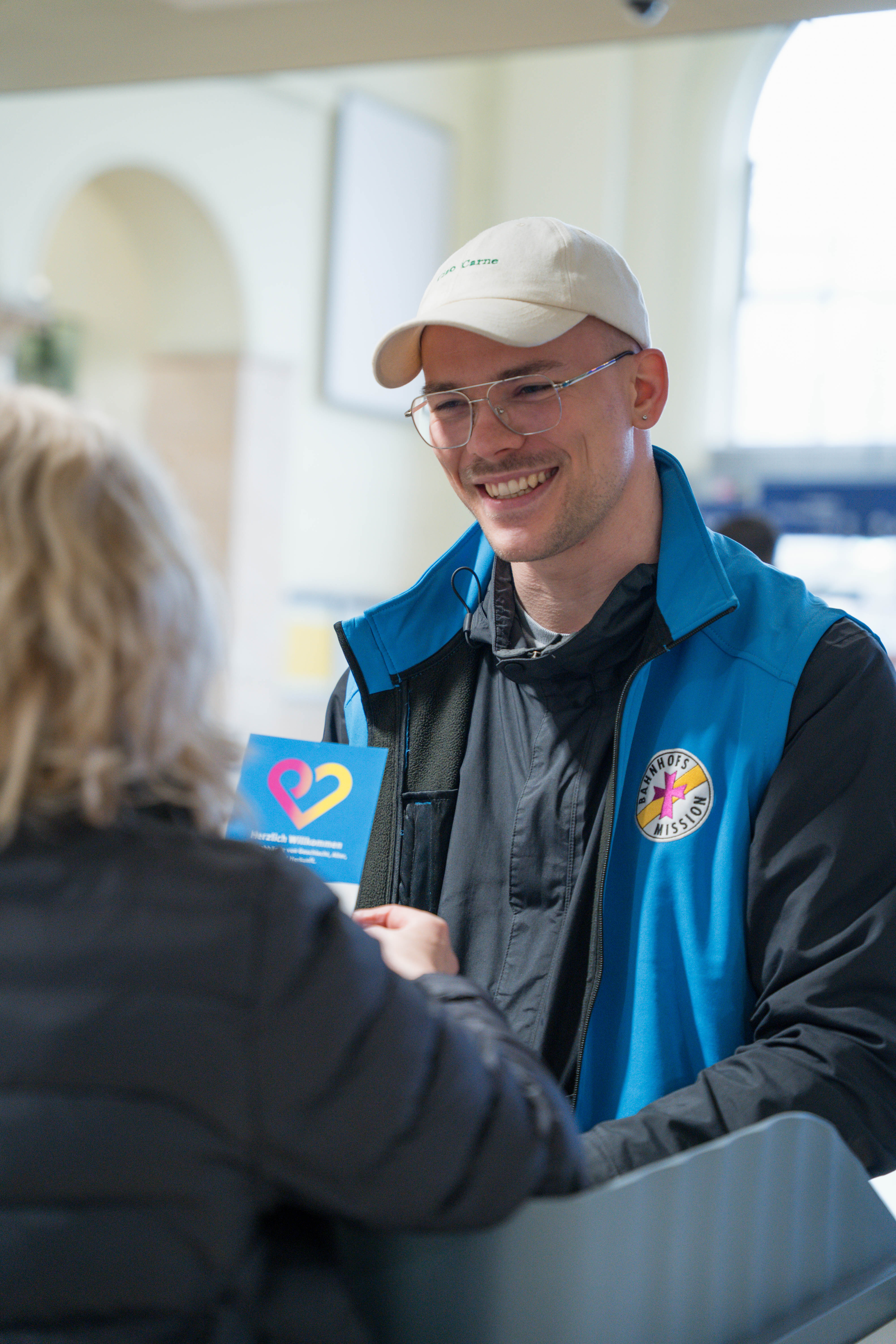 Bahnhofsmission-Mitarbeiter im Einsatz – täglich für alle da
