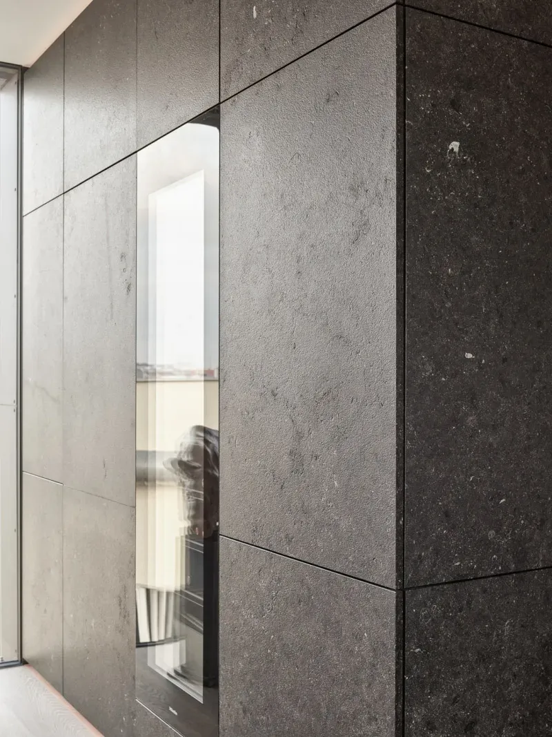 Schwarzer moderner Kachelofen