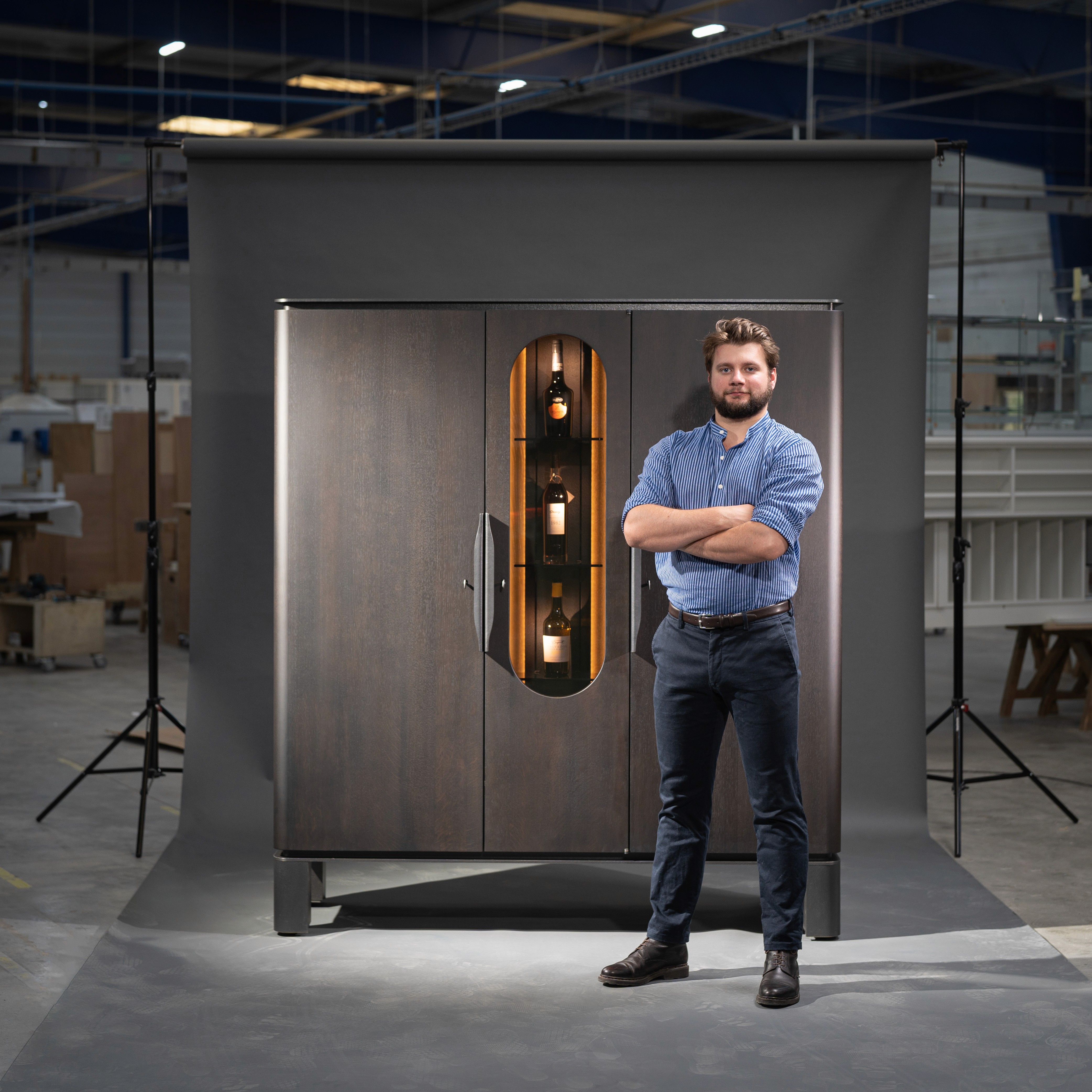 Cave à vin sur mesure haut de gamme intégrée dans un intérieur contemporain, réalisée par Maison Borio