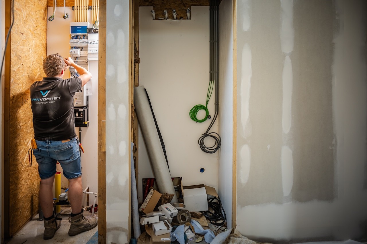 Reinard van Van Voorst Elektrotechniek meterkast aan het installeren