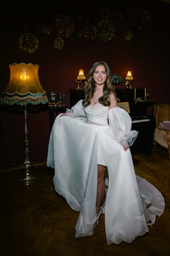 Mireasă zâmbitoare în rochie modernă cu fustă dreaptă, în interior vintage — Radu Iordan fotograf nuntă București