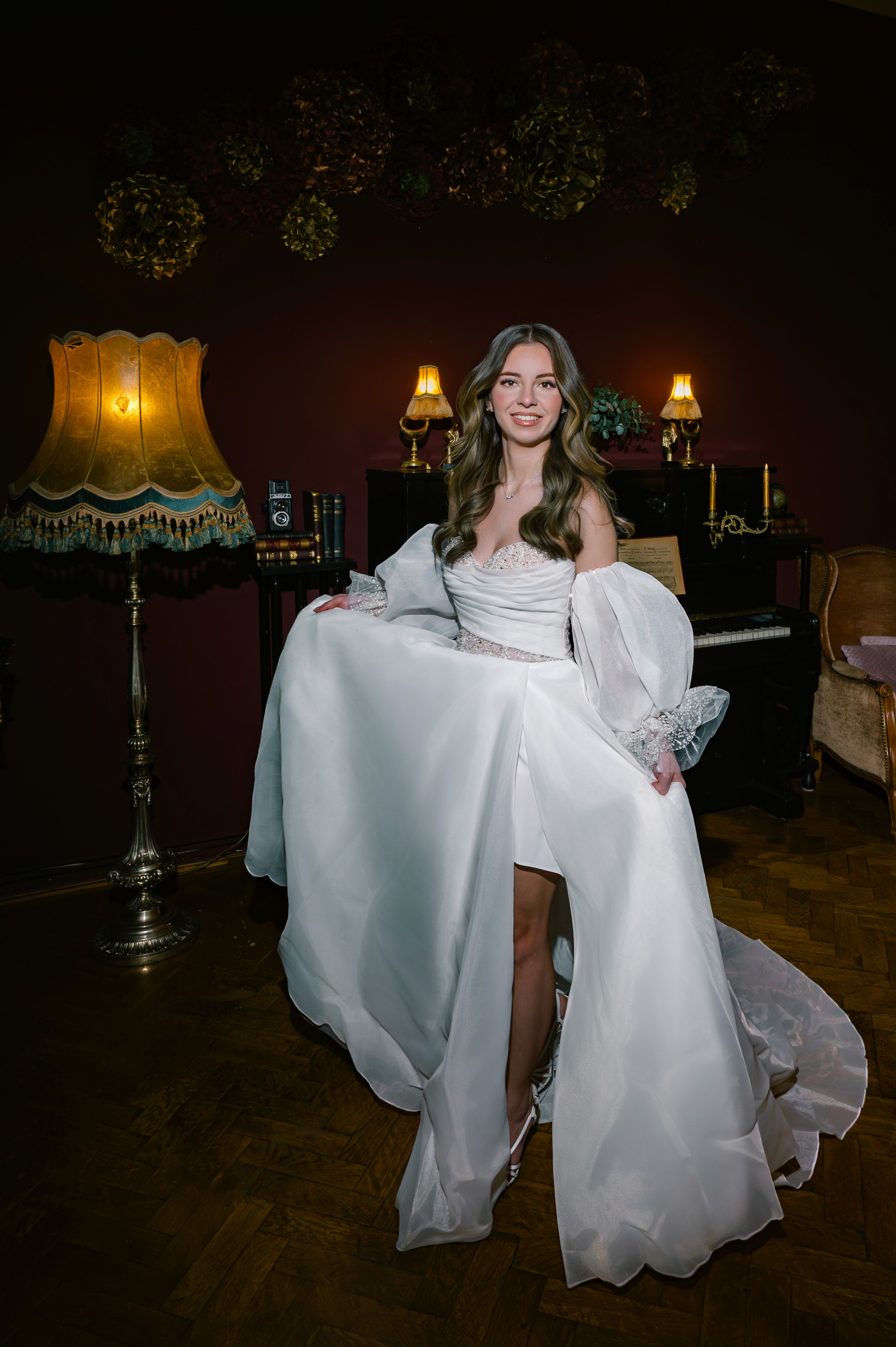 Mireasă în rochie albă, poziție relaxată pe canapea, interior vintage, fotografie documentară nuntă