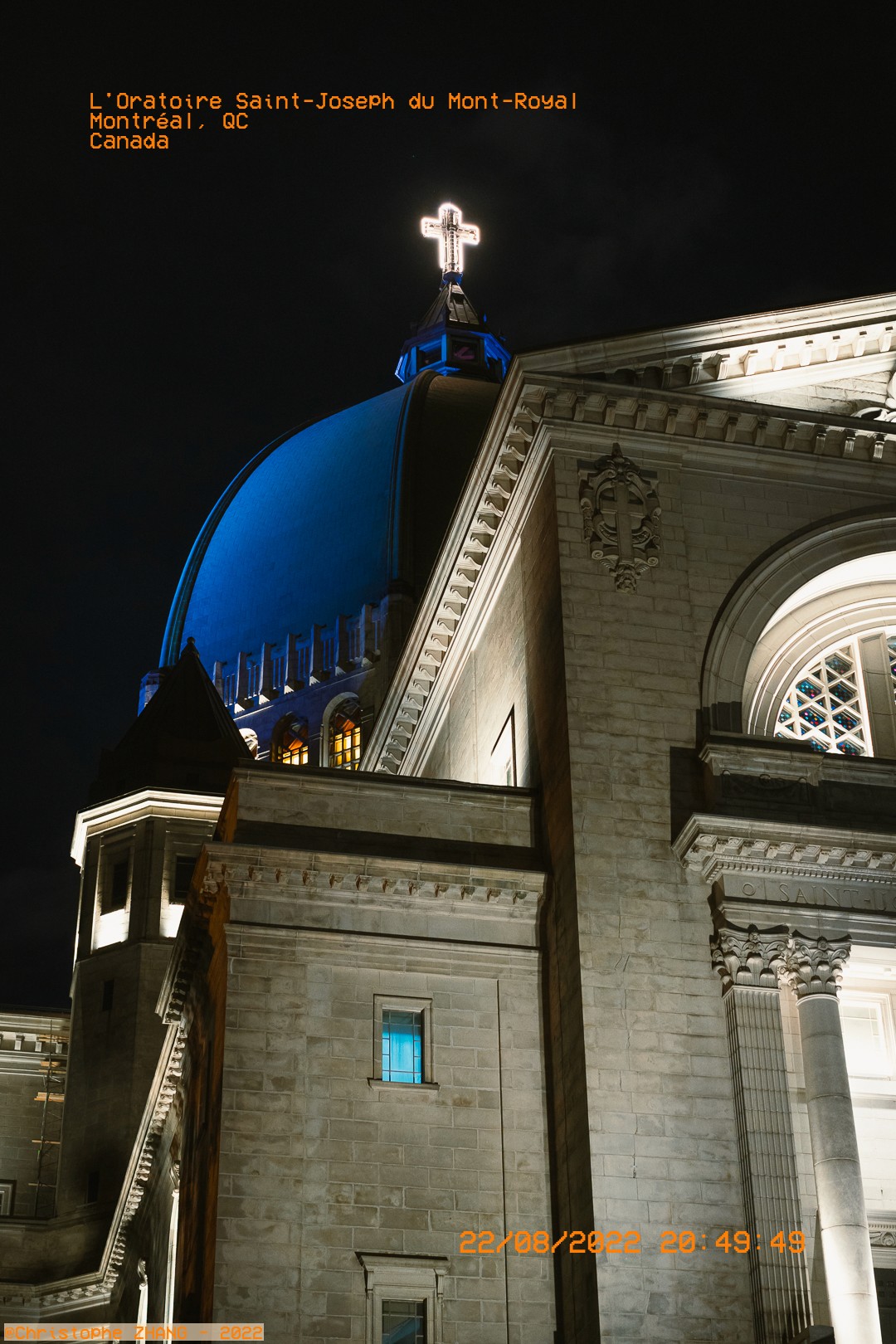Détail architectural de l'Oratoire Saint-Joseph, Montréal, sous les lumières de nuit.
