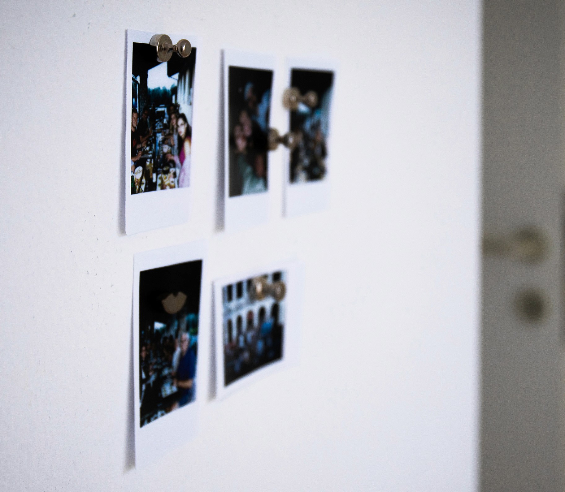 Team-Polaroids an der Wand