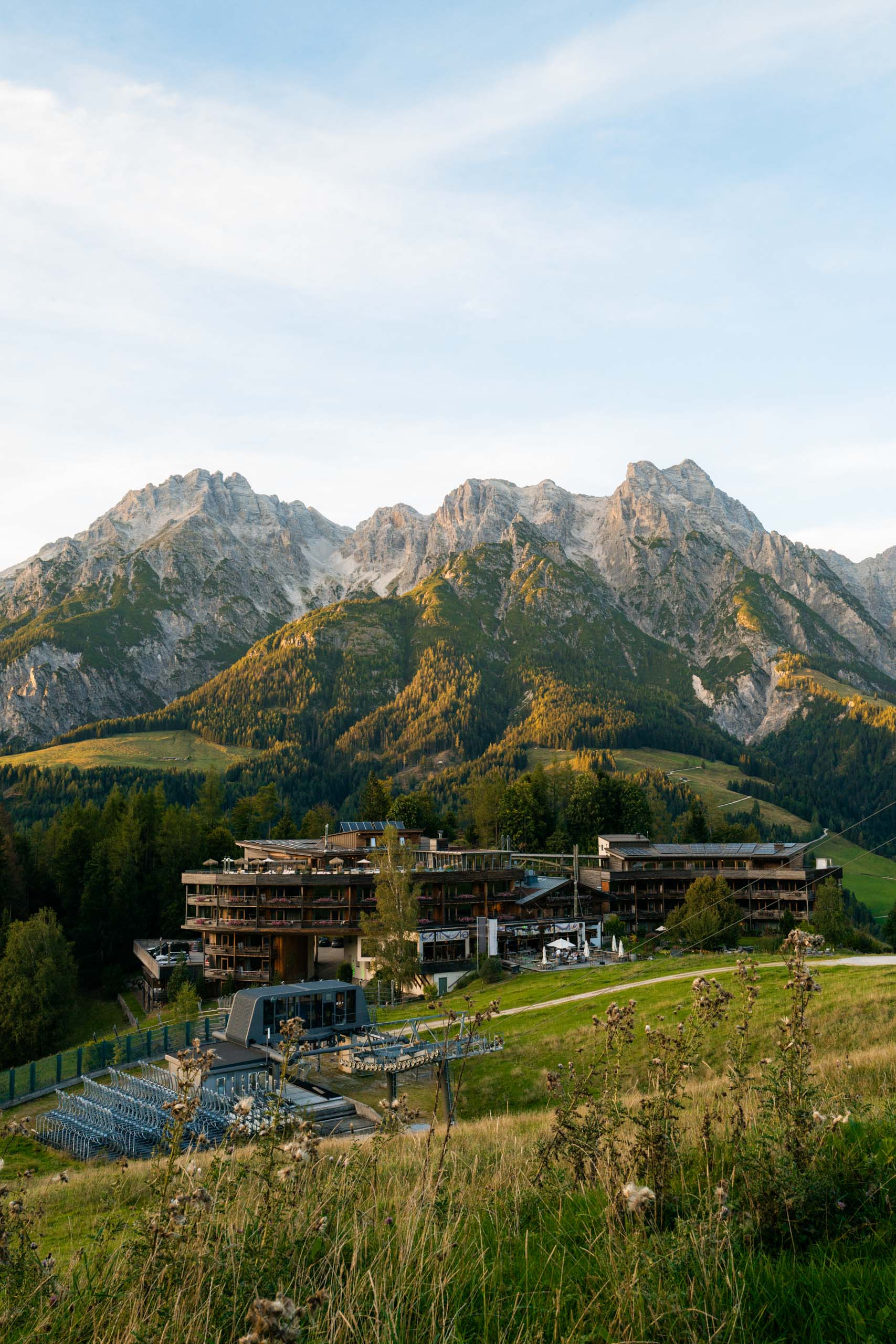 Hotel Forsthofalm vor Bergpanorama.