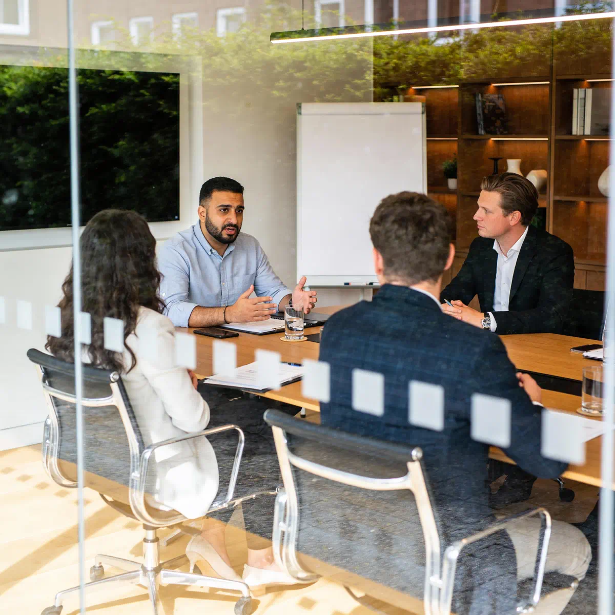 Projectmanager en salesprofessional stemmen voortgang en opvolging van outbound-afspraken samen af.