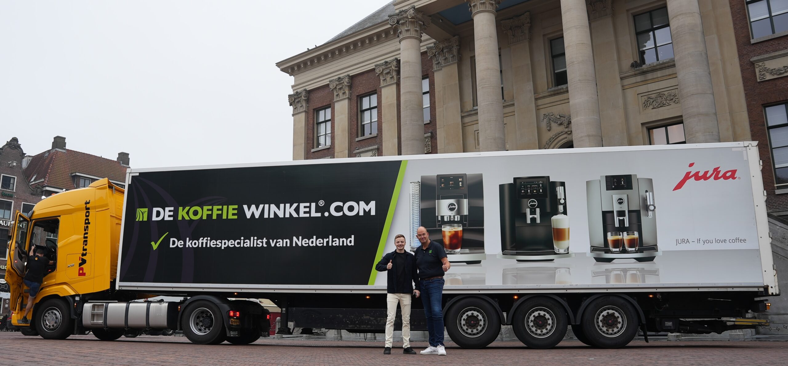 mannen die voor een vrachtwagen staan