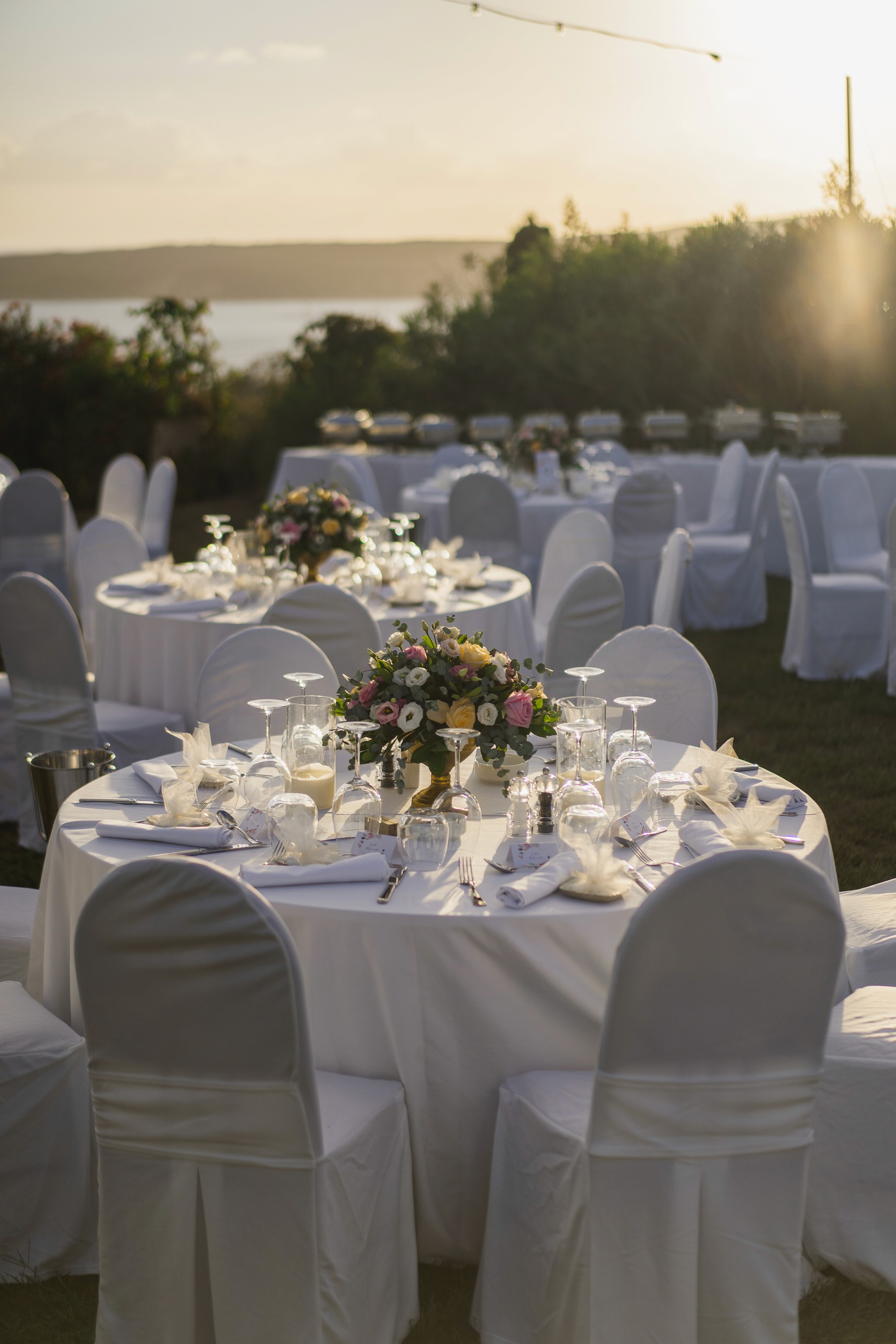 Πανέμορφος στολισμός για δείπνο υπαίθριας δεξίωσης γάμου στο ηλιοβασίλεμα στην Πελοπόννησο