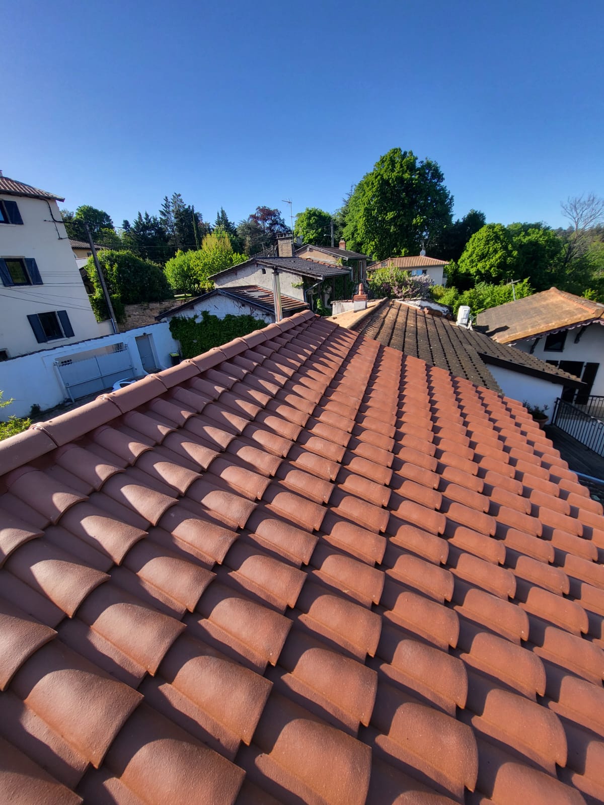 Couvreur Lyon réparant une fuite de toiture