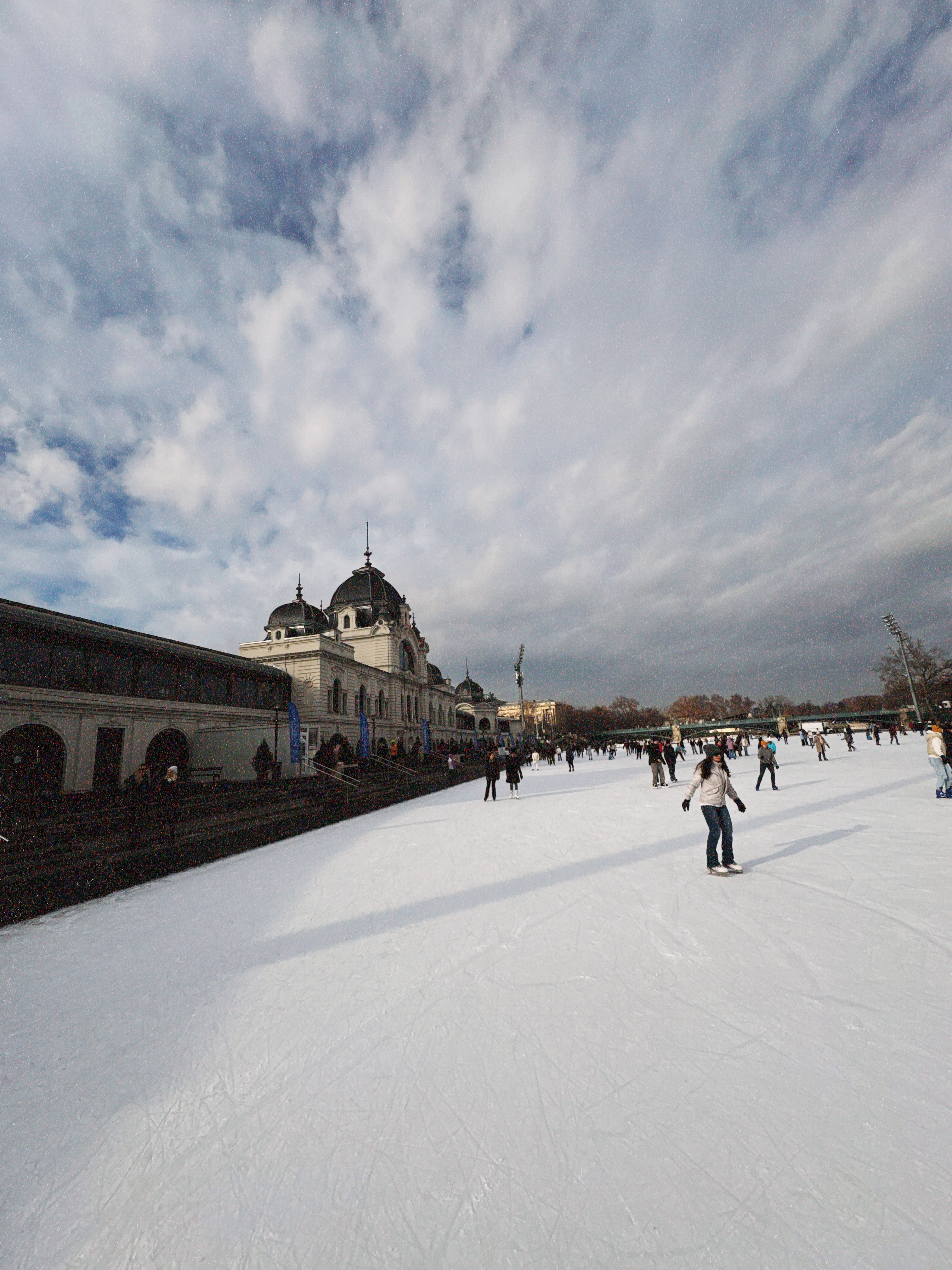 Patinoire à Hősök tere sur le lac Városligeti-tó
