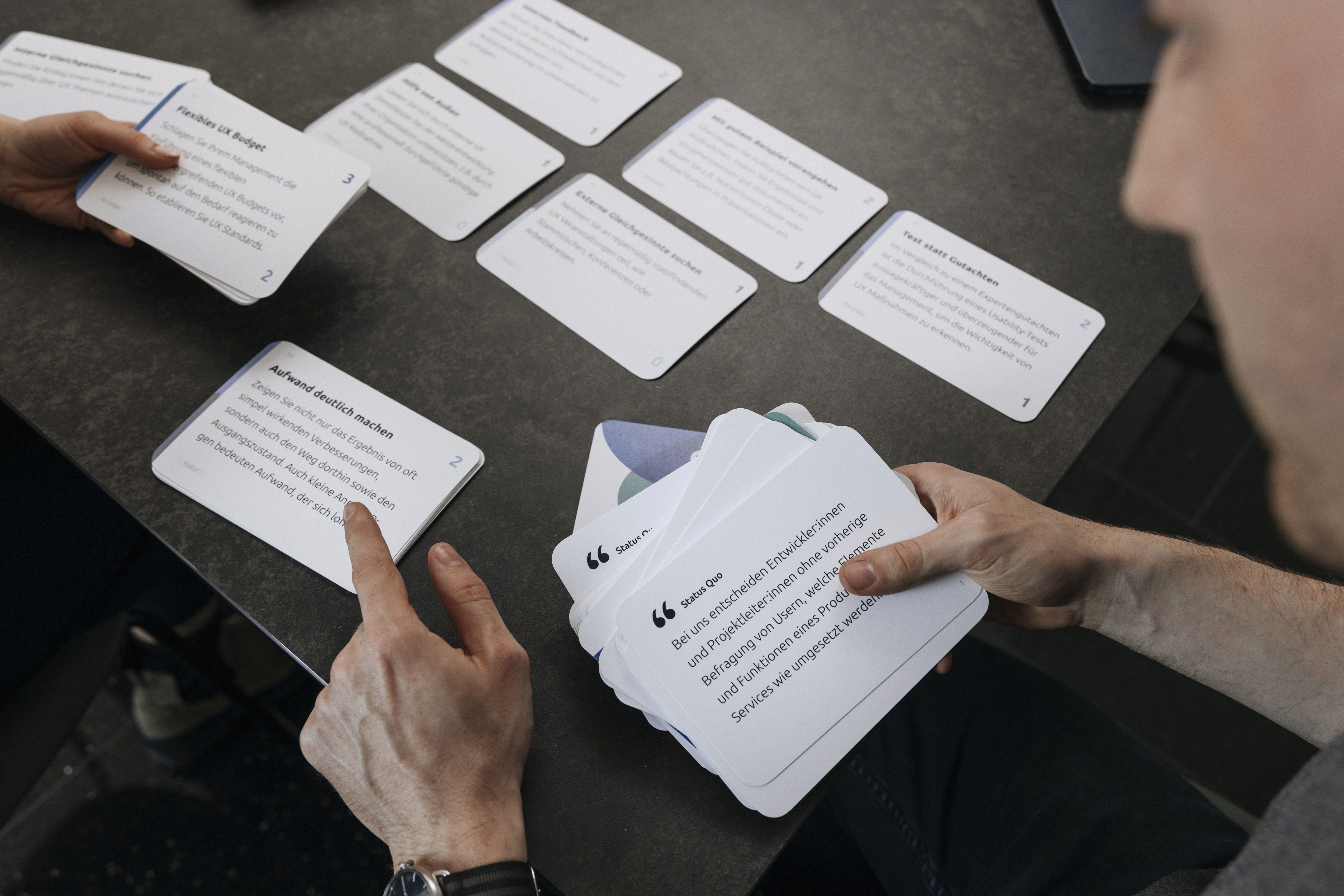 User-Research-Interview bei Fünfpunktnull: Julia Thum befragt einen Probanden zu Produktanforderungen und Nutzerbedürfnissen