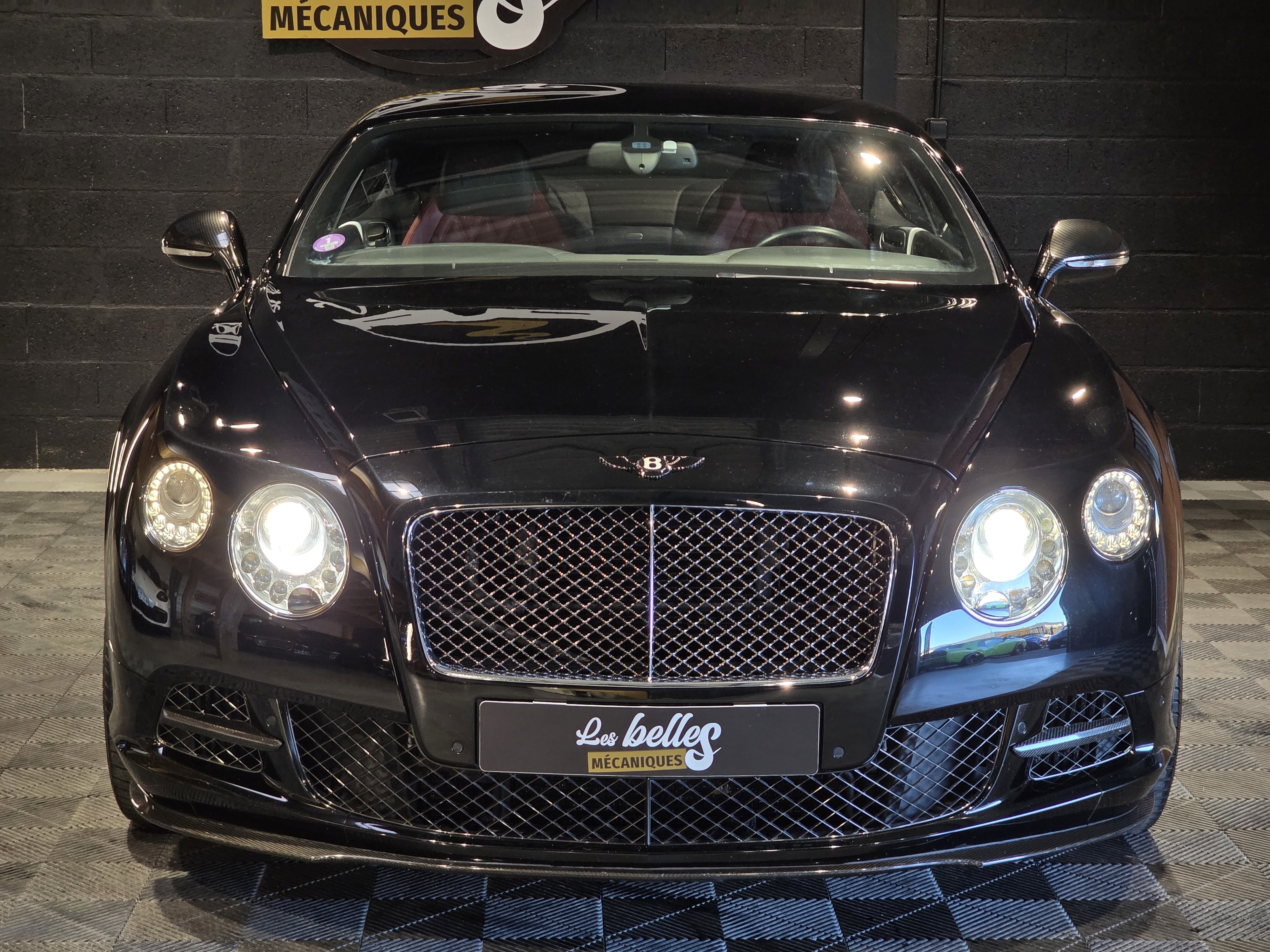 Bentley Continental GT noire face avant phares LED calandre chromée showroom Les Belles Mécaniques Bordeaux