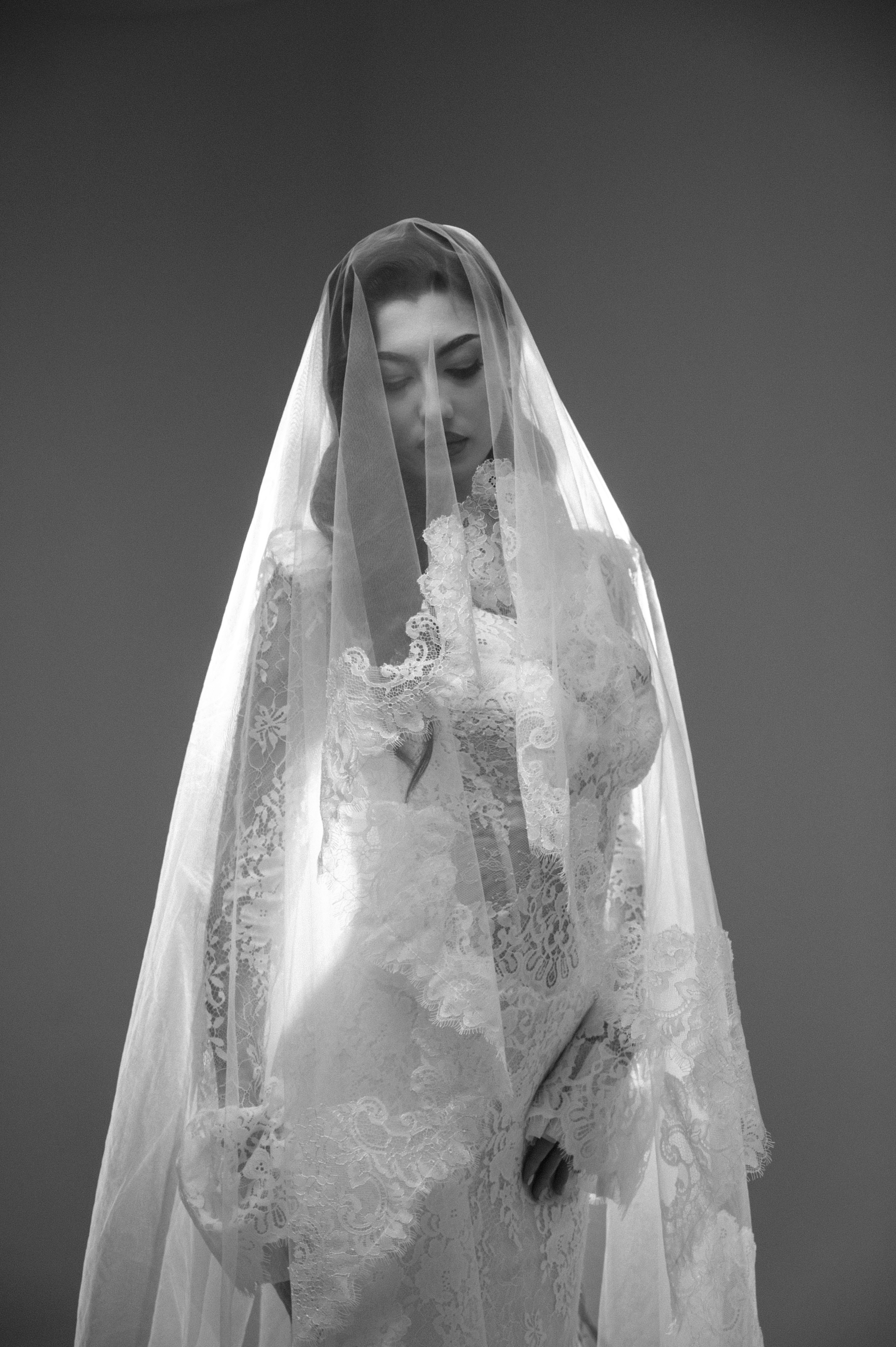 Portret alb-negru de mireasă cu voal și lumină soft, fotografie bridal elegantă în București