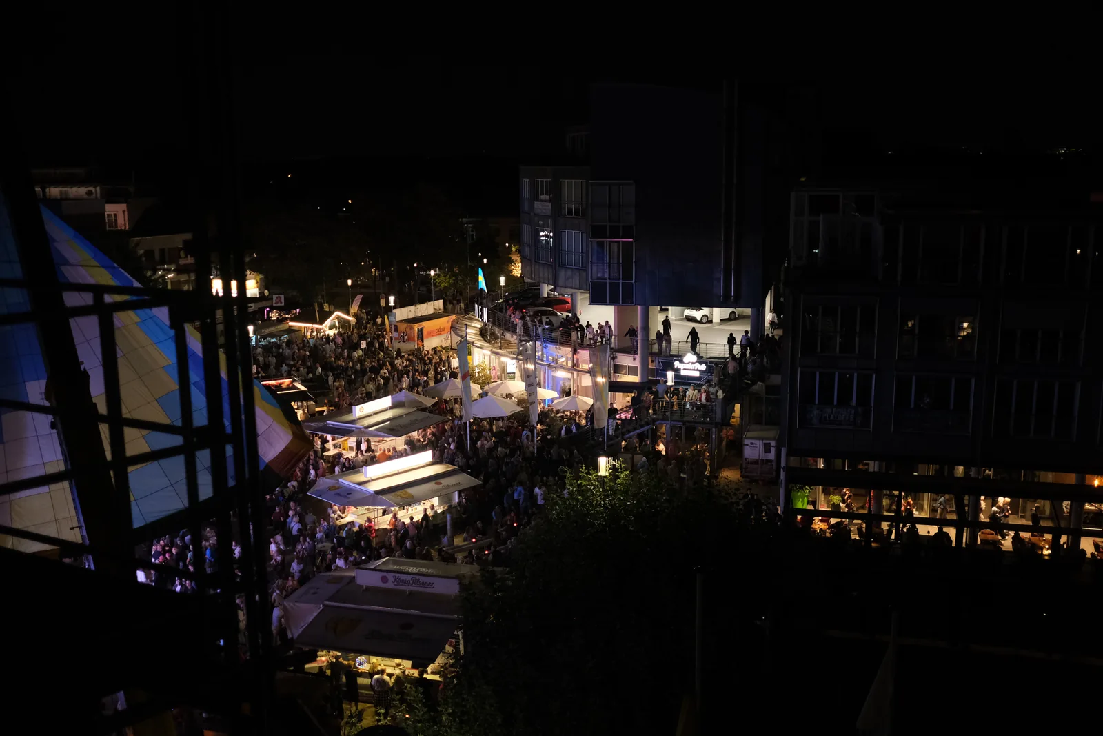Blick von oben auf die beleuchteten Stände in der Stadtmitte bei Nacht.