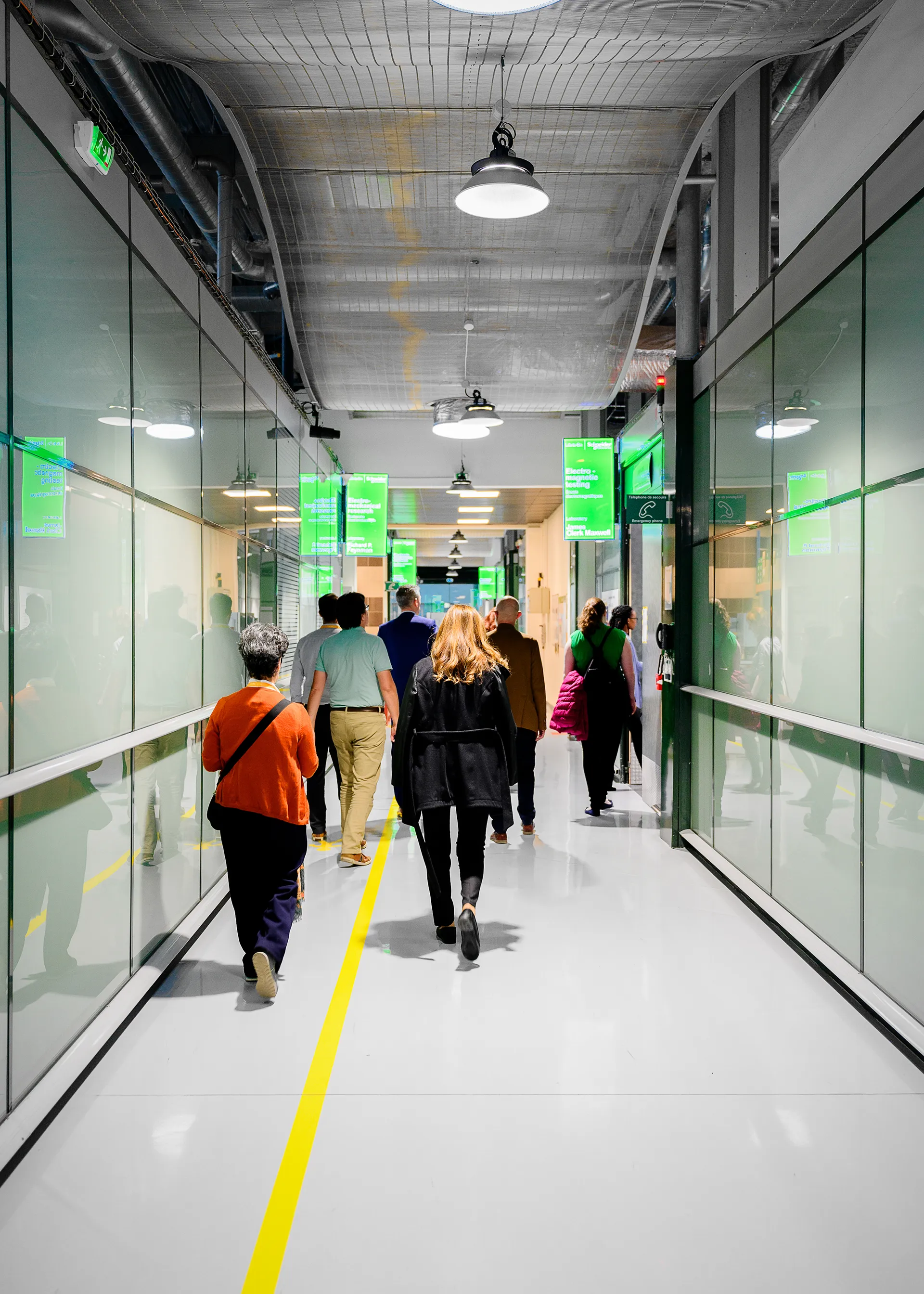 Visite du site Schneider Electric à Grenoble par les participants du séminaire industriel GlassTrend