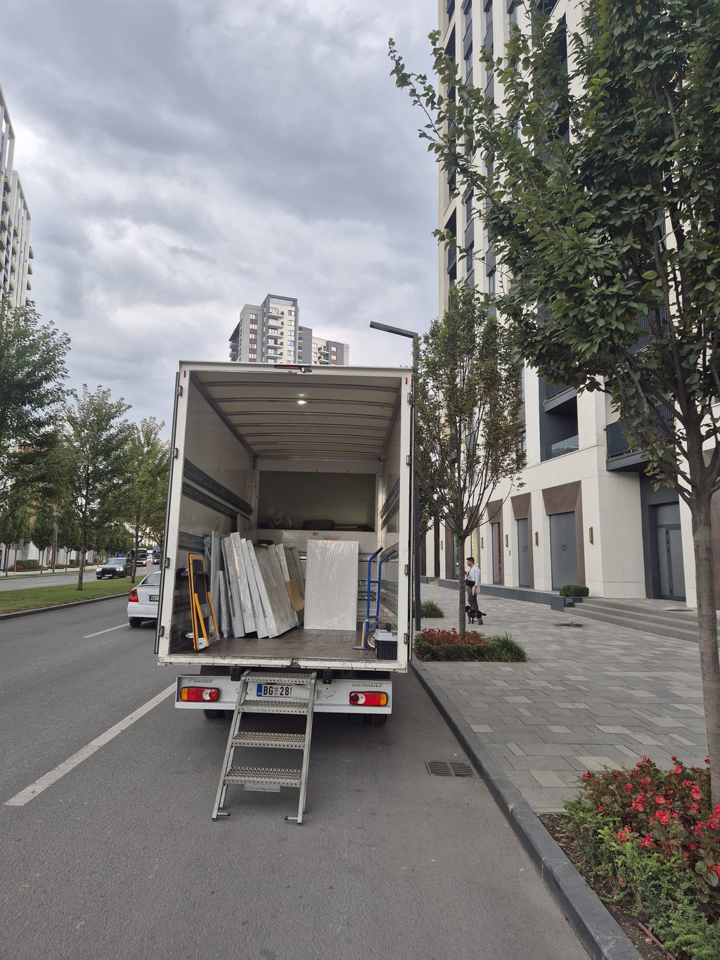 Kamion za selidbe ispred zgrade u Beogradu, utovar nameštaja i kutija