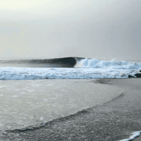 Large wave crashing on a sandy beach – surfboard rental in salina-cruz
