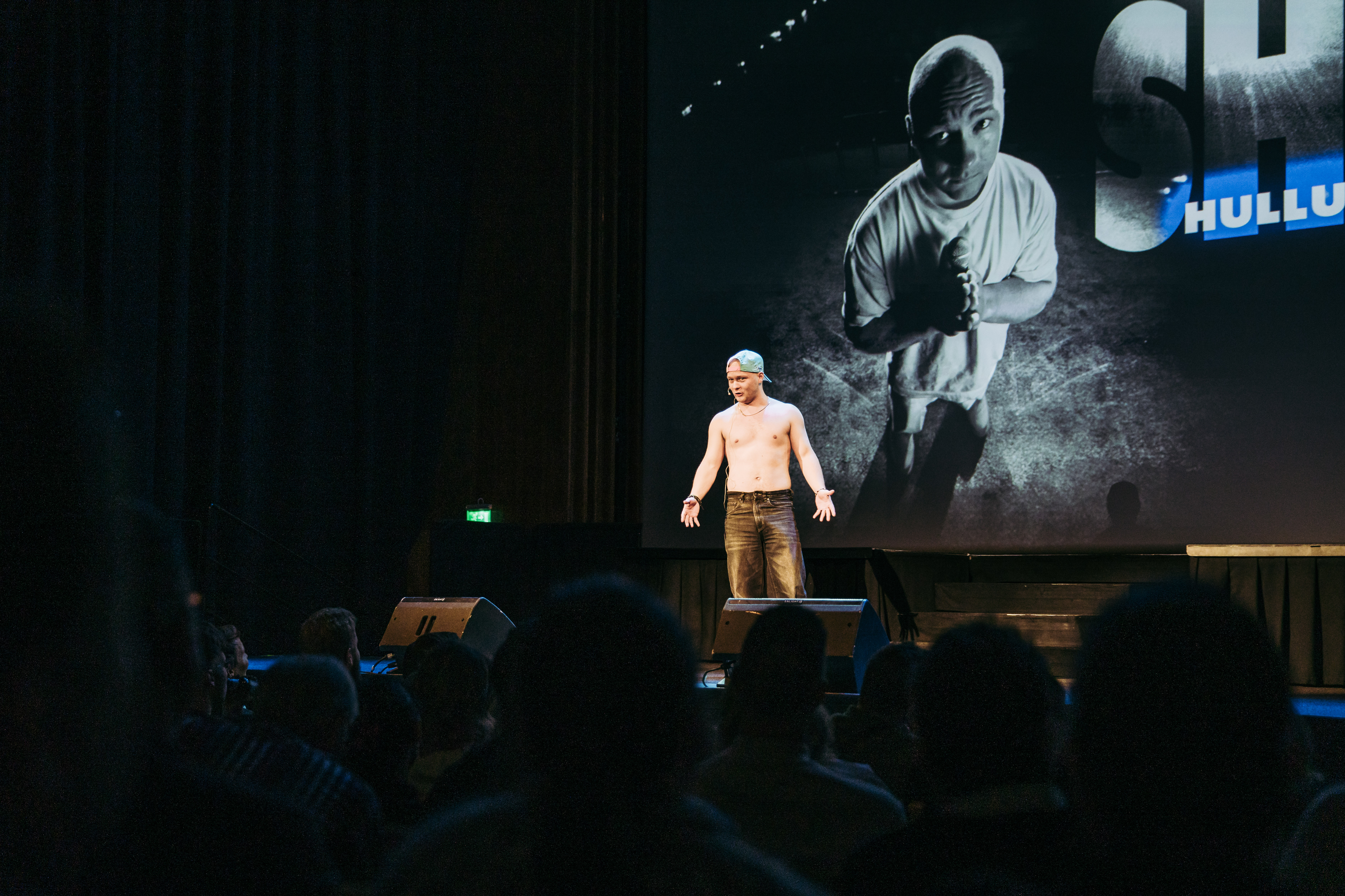 OskuElias Hullu maailma stand up show